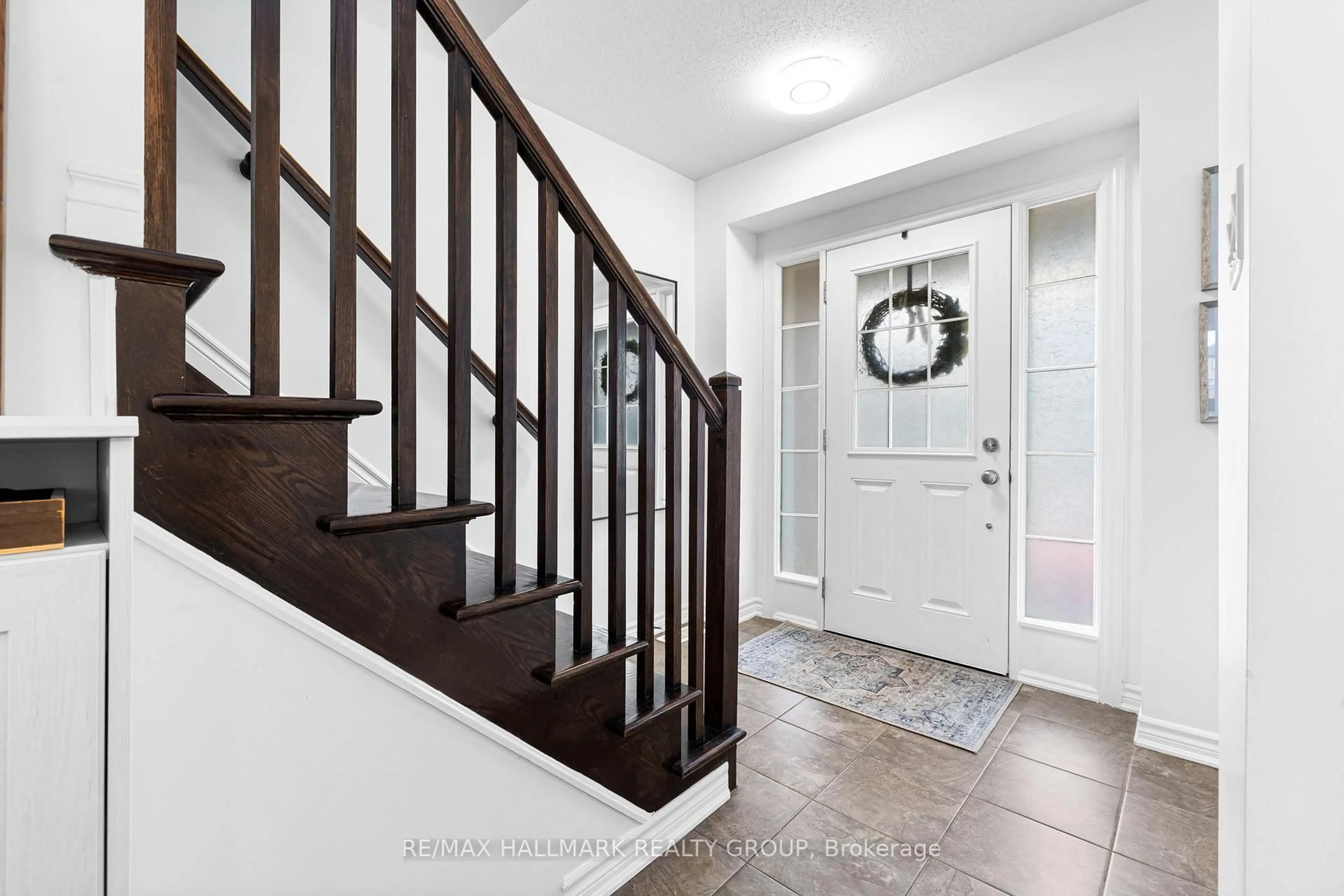 Indoor entryway for 529 Dundonald Dr, Ottawa Ontario K2J 5X1