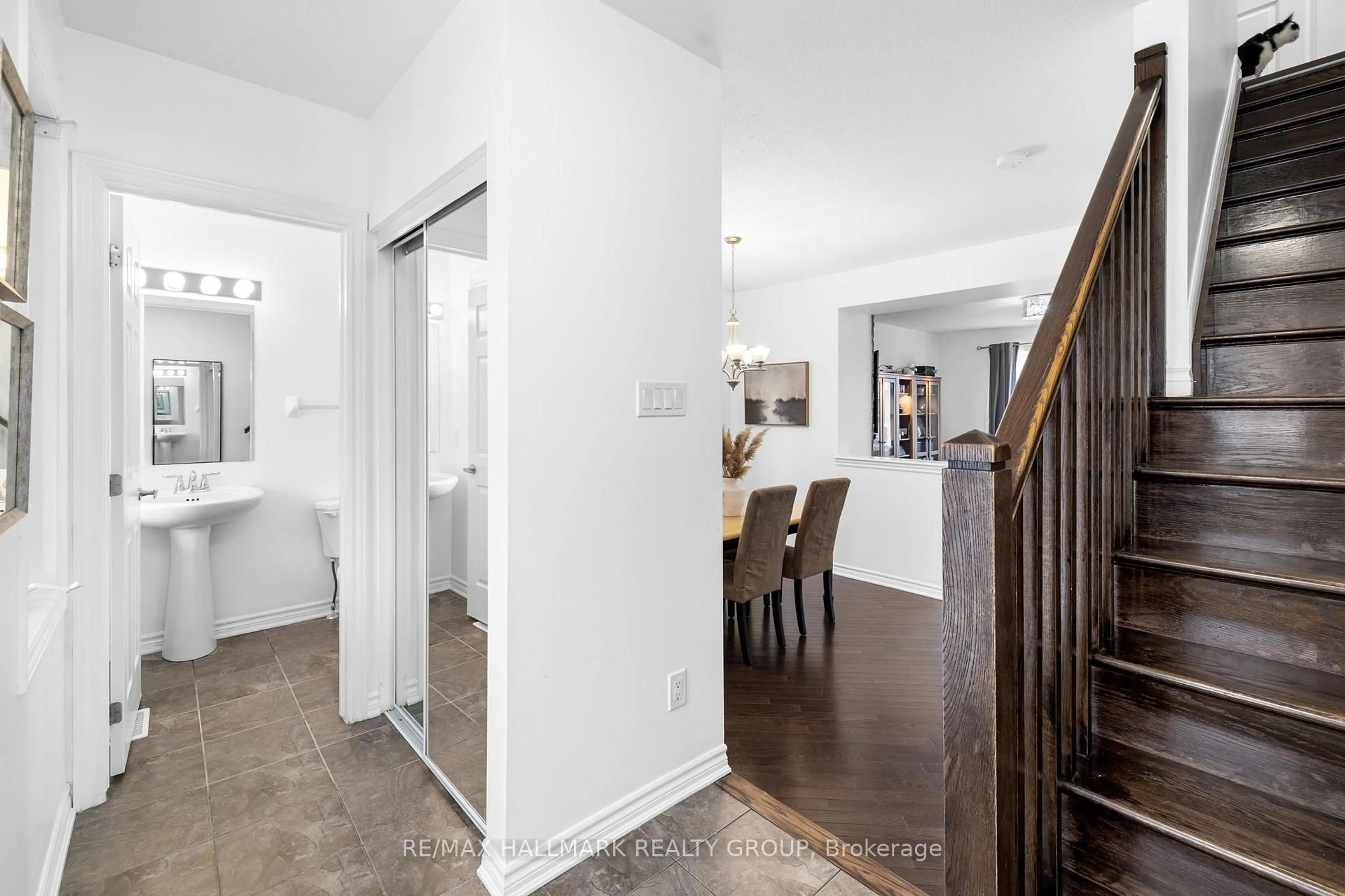 Indoor entryway for 529 Dundonald Dr, Ottawa Ontario K2J 5X1