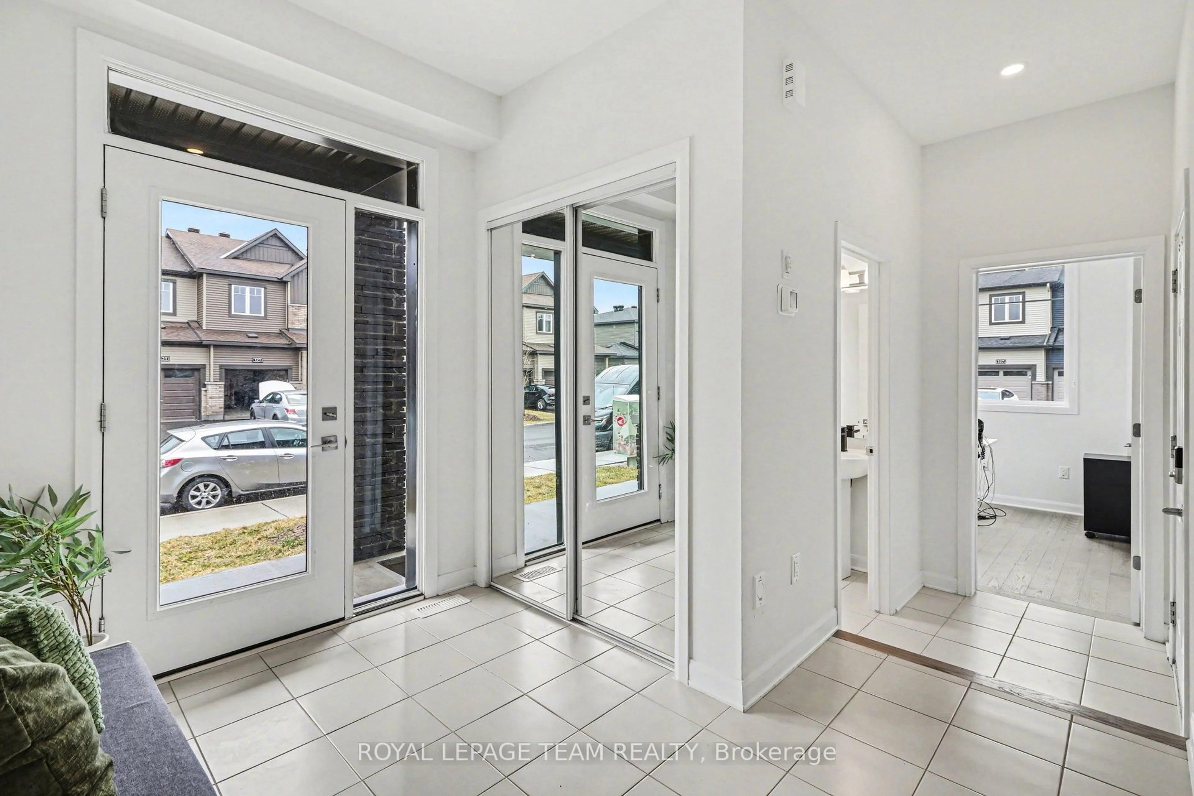 Indoor entryway for 338 Establish Ave, Orleans Ontario K4A 5R9