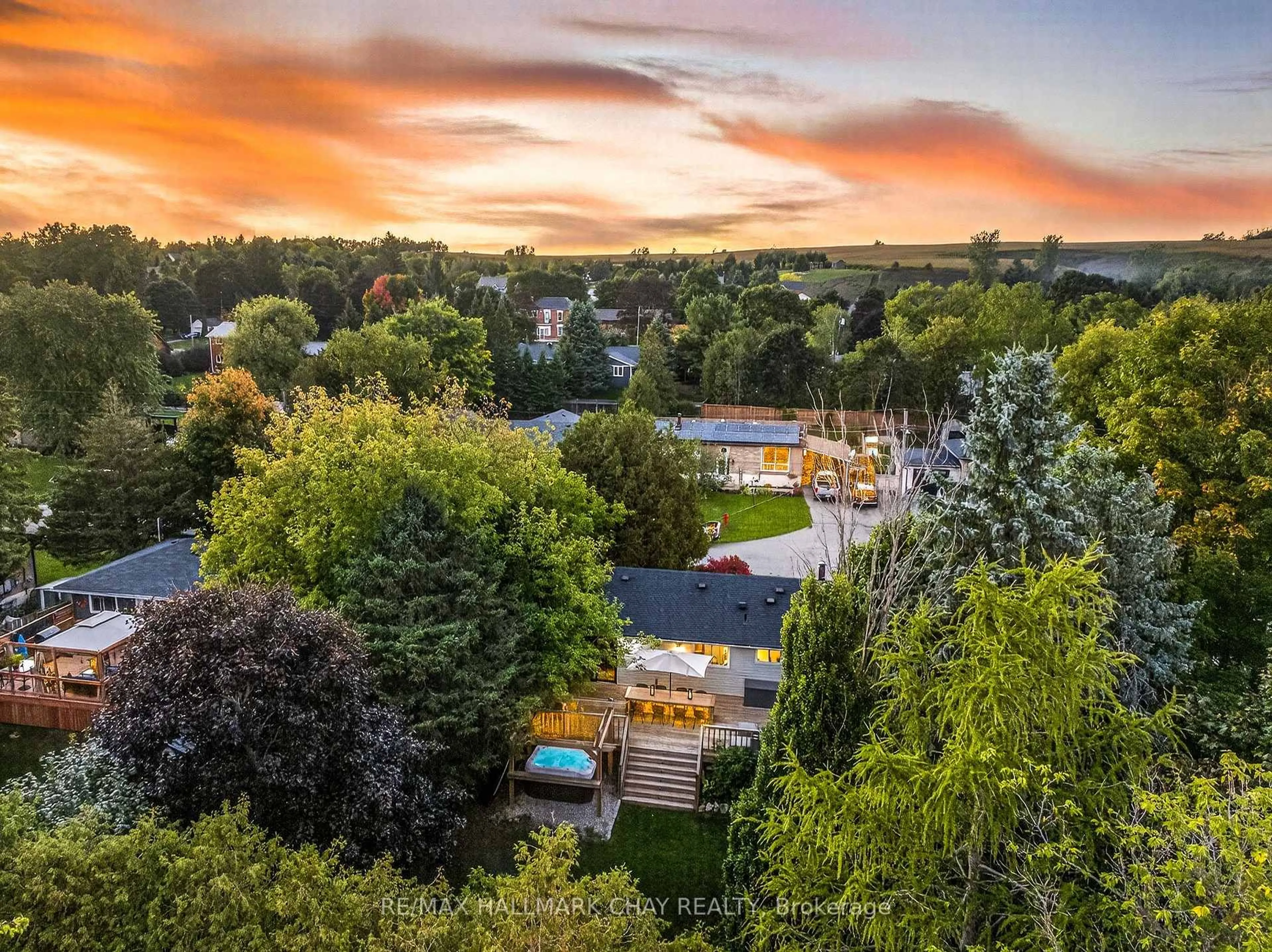 A pic from outside/outdoor area/front of a property/back of a property/a pic from drone, unknown for 11 Ellen Cres, Erin Ontario N0B 1Z0