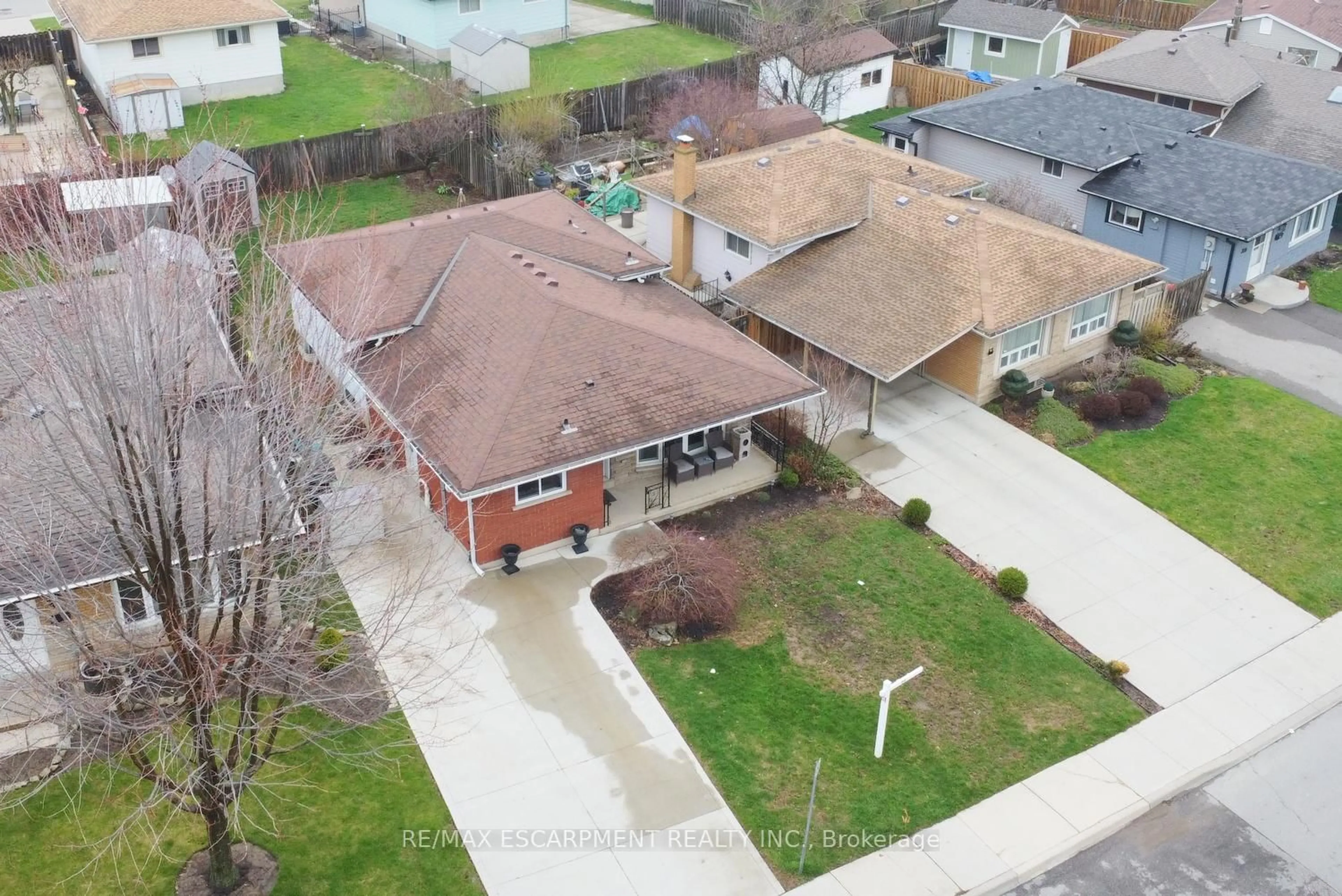 A pic from outside/outdoor area/front of a property/back of a property/a pic from drone, street for 316 CRANBROOK Dr, Hamilton Ontario L9C 4T3