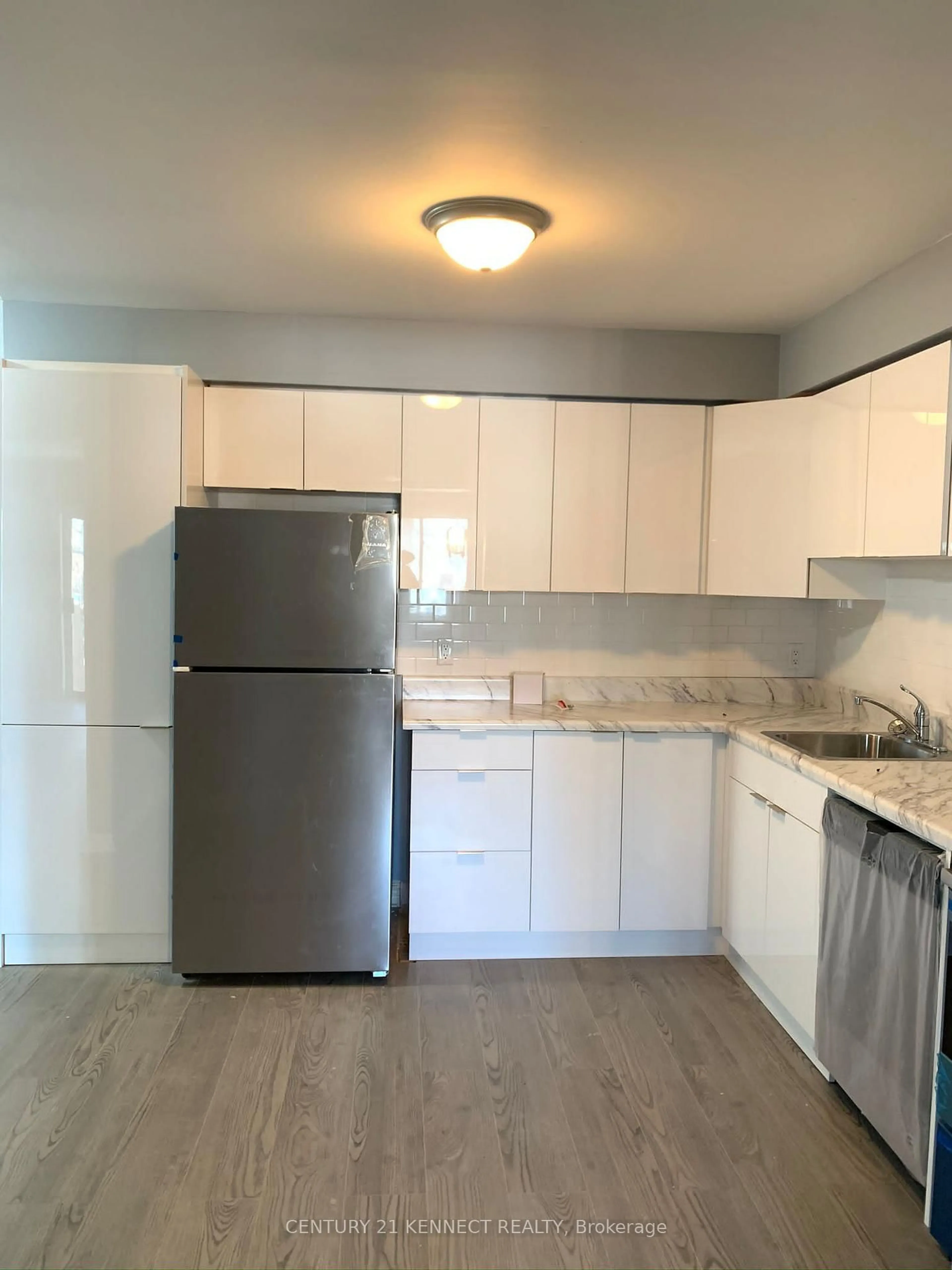 Standard kitchen, wood/laminate floor for 36 Nelson Tr, Welland Ontario L3C 0J4