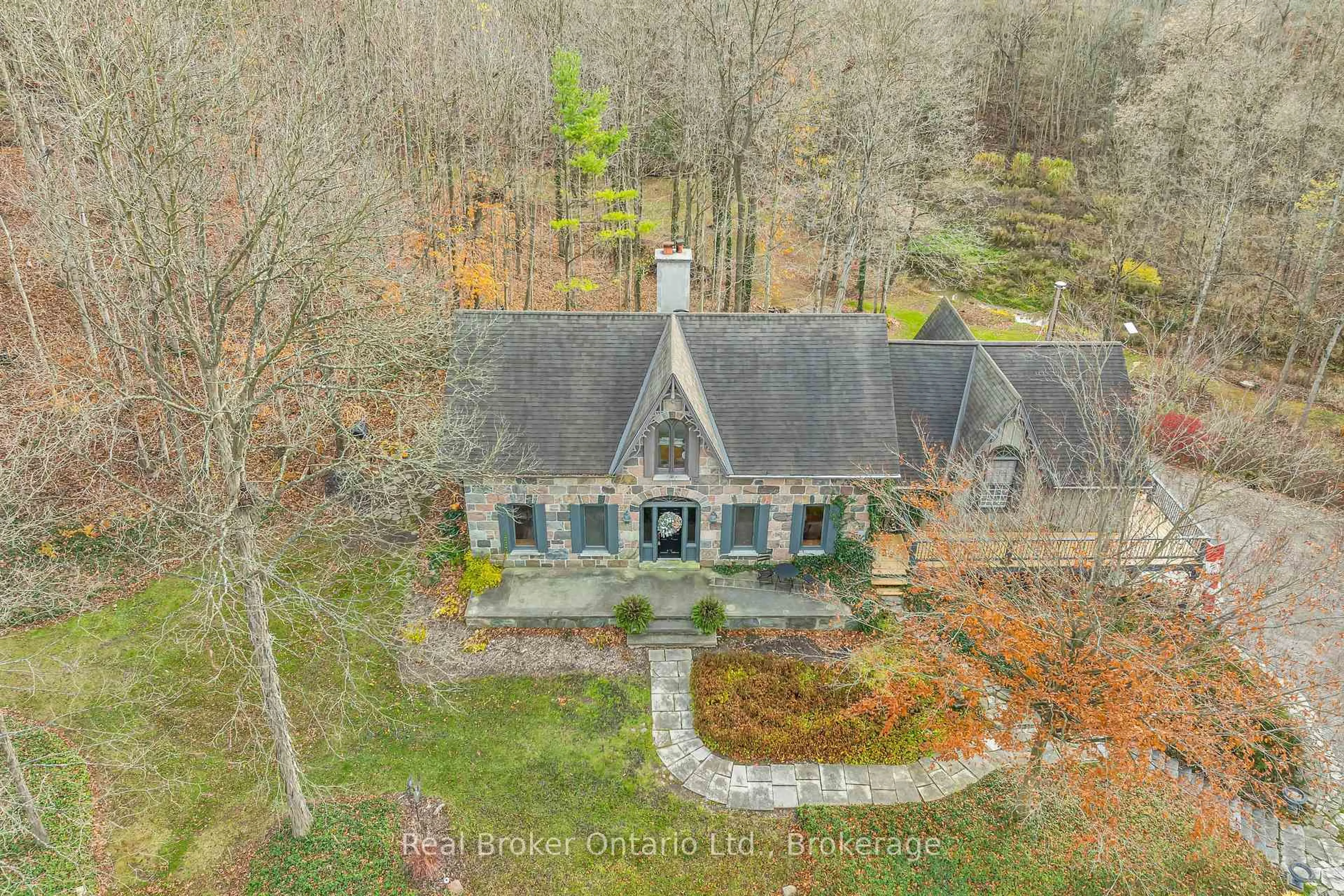 A pic from outside/outdoor area/front of a property/back of a property/a pic from drone, unknown for 4766 Hyndman Dr, Southwest Middlesex Ontario N0L 1A0