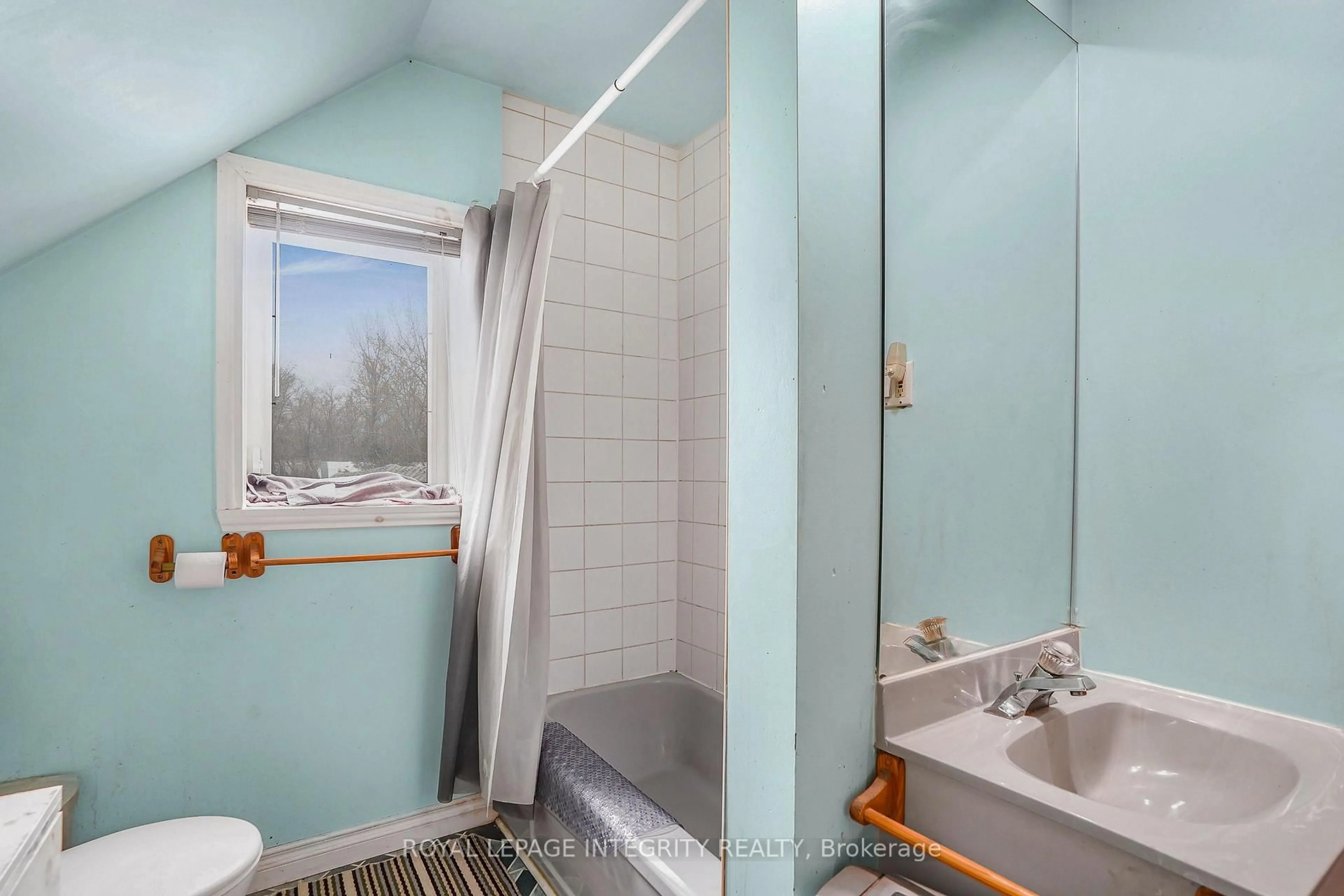 Standard bathroom, ceramic/tile floor for 259 Bishop St, North Glengarry Ontario K0C 1A0