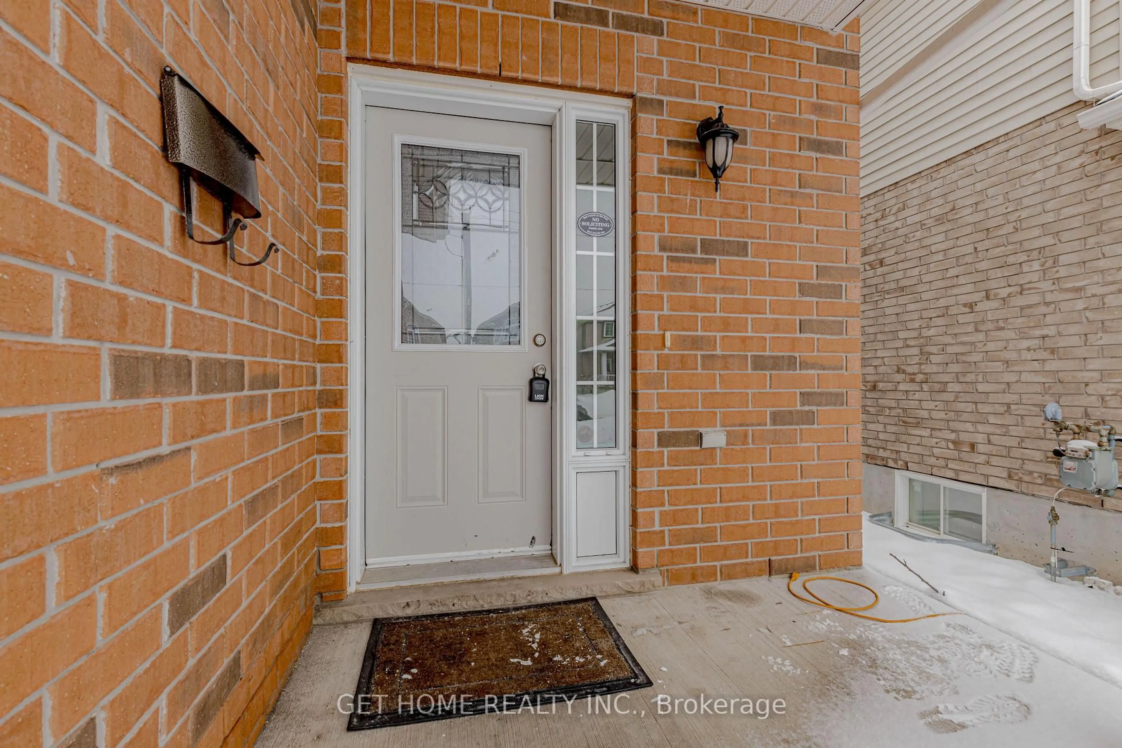 Indoor entryway for 1243 Old Zeller Dr, Kitchener Ontario N2A 0A2