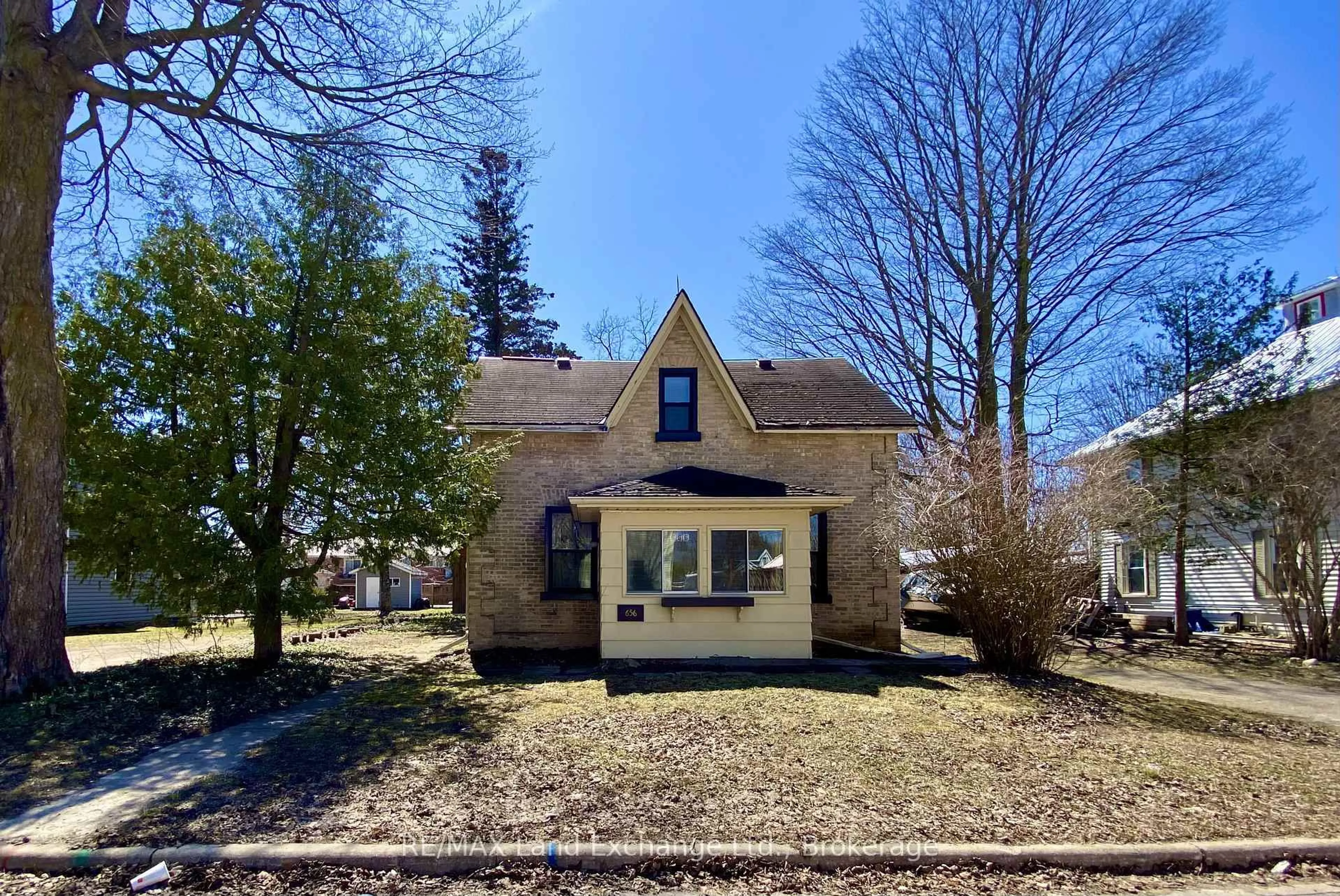 A pic from outside/outdoor area/front of a property/back of a property/a pic from drone, street for 656 Market St, Saugeen Shores Ontario N0H 2C0