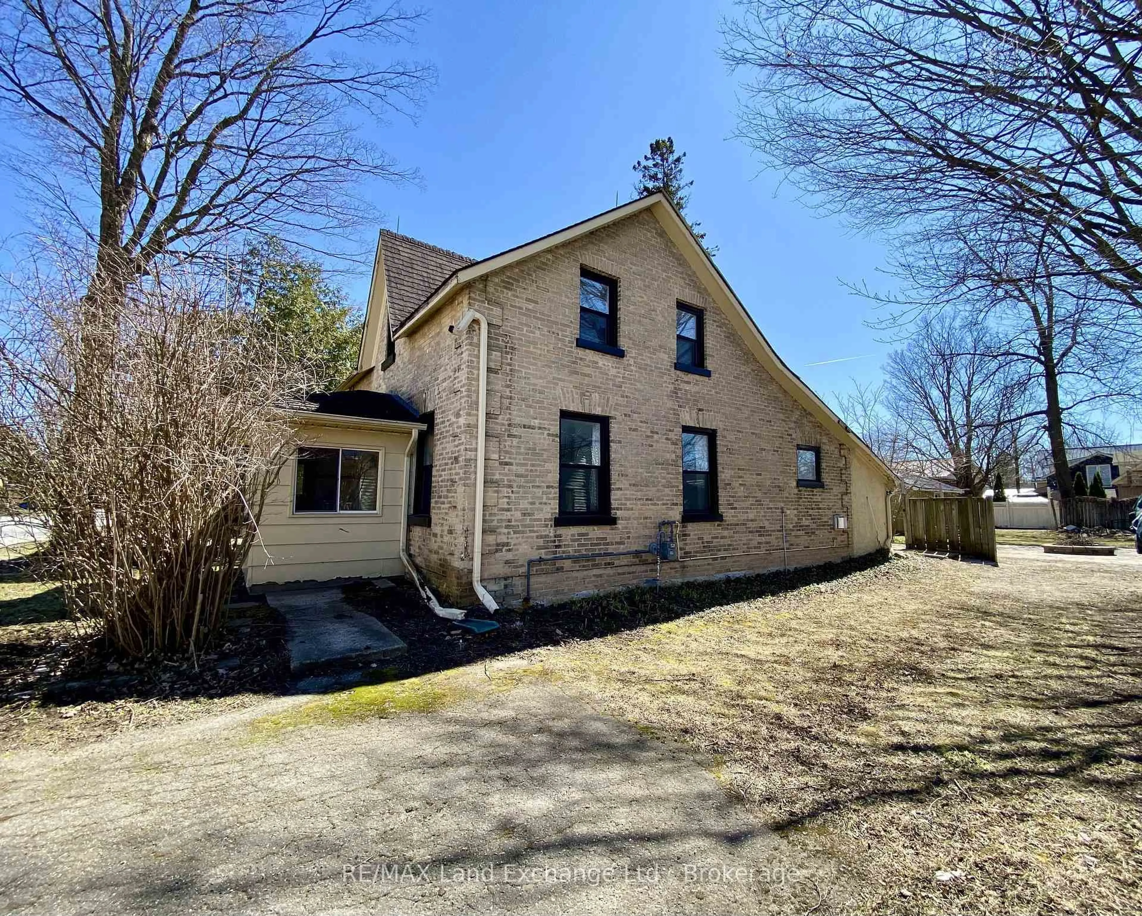 A pic from outside/outdoor area/front of a property/back of a property/a pic from drone, building for 656 Market St, Saugeen Shores Ontario N0H 2C0