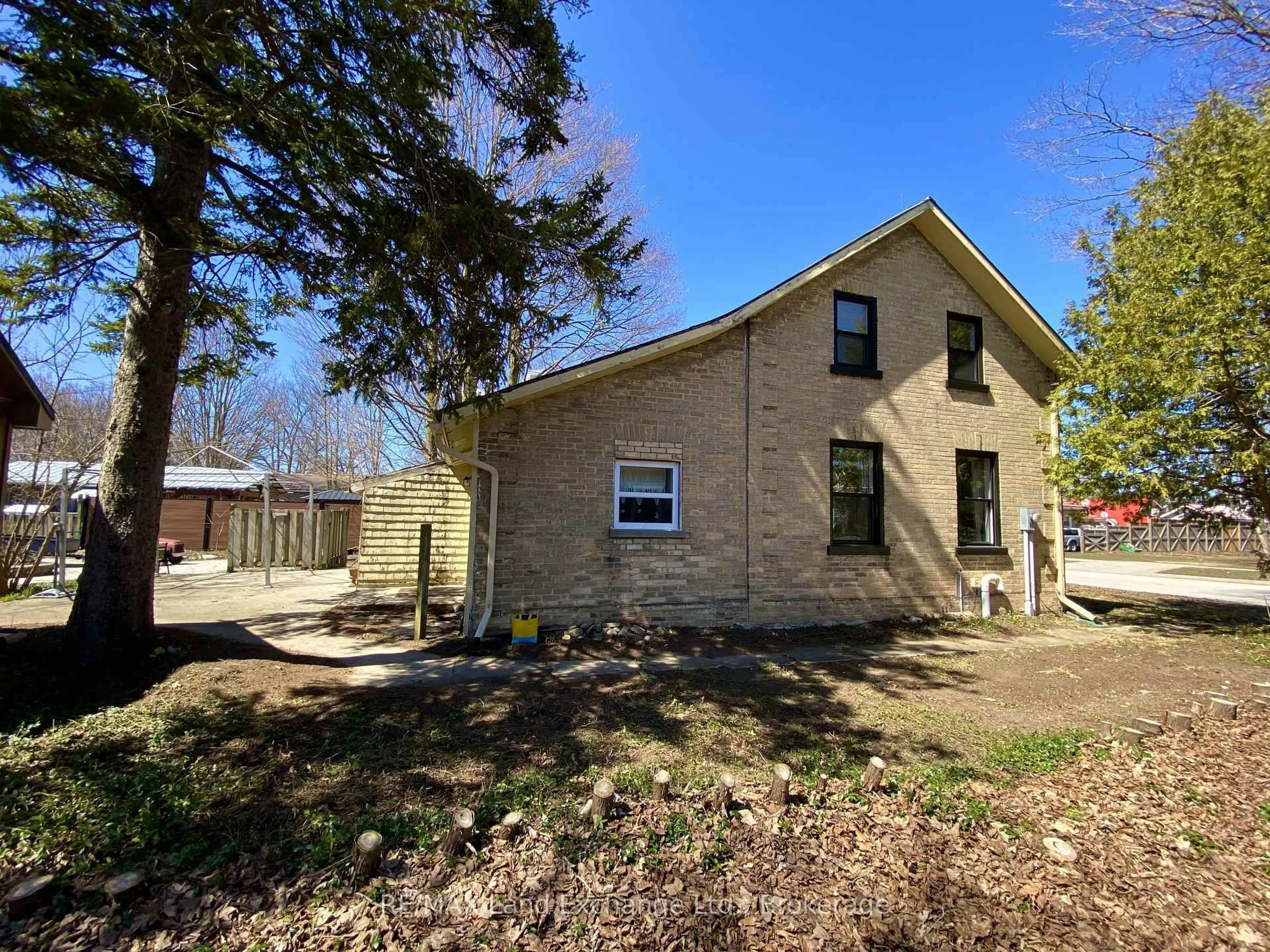 A pic from outside/outdoor area/front of a property/back of a property/a pic from drone, building for 656 Market St, Saugeen Shores Ontario N0H 2C0