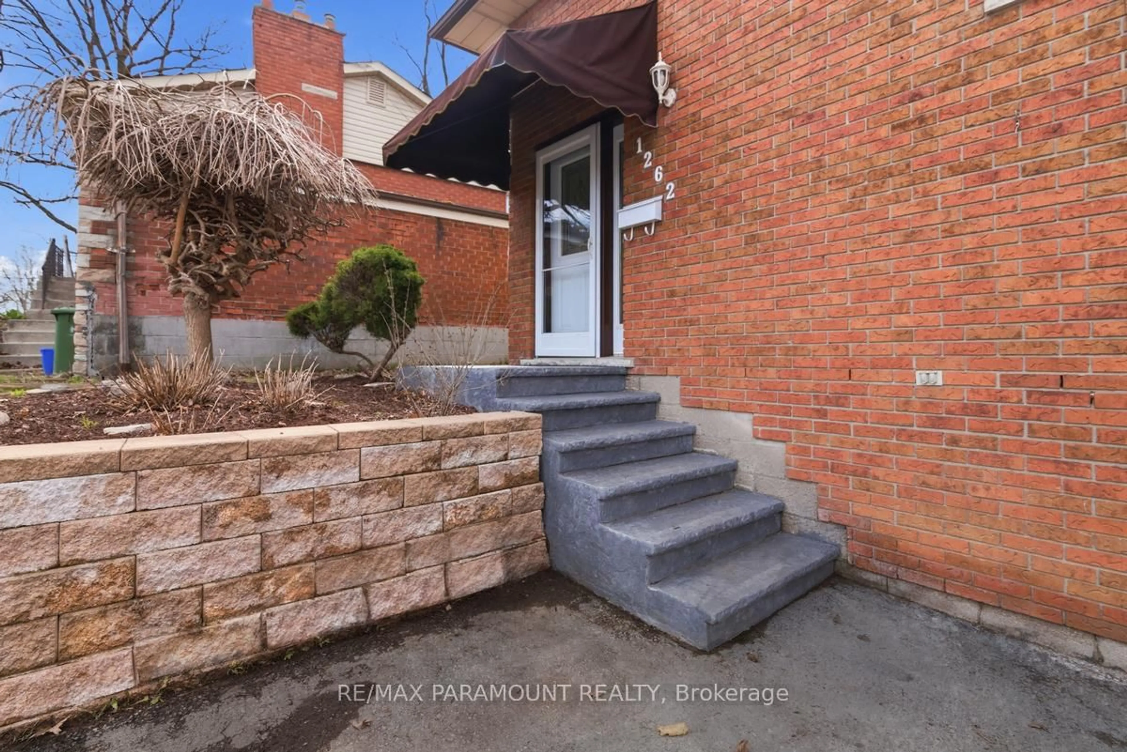 Unknown for 1262 Upper Gage Ave, Hamilton Ontario L8W 1E4