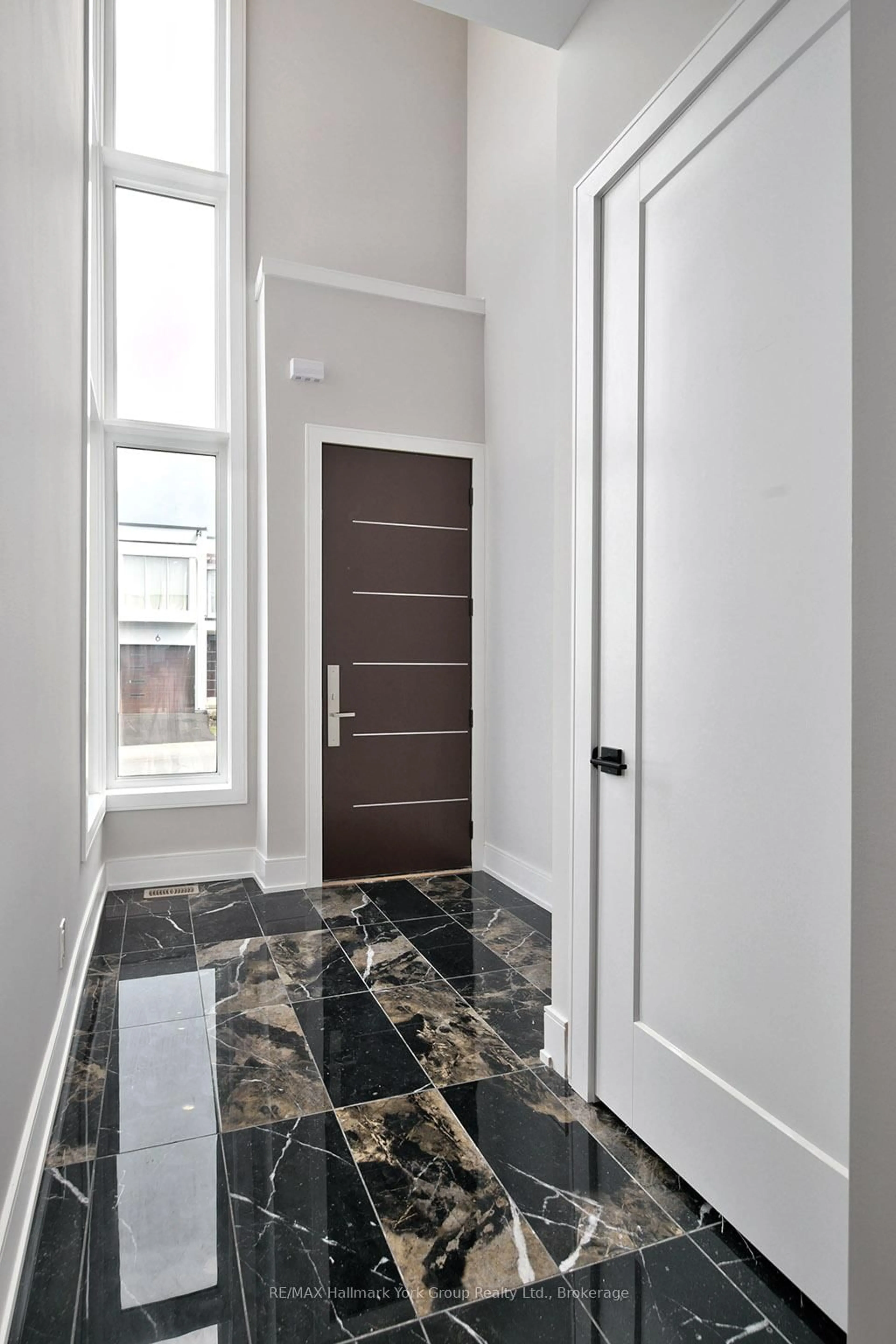 Indoor entryway for 11 WATERVIEW Lane, Blue Mountains Ontario N0H 2P0