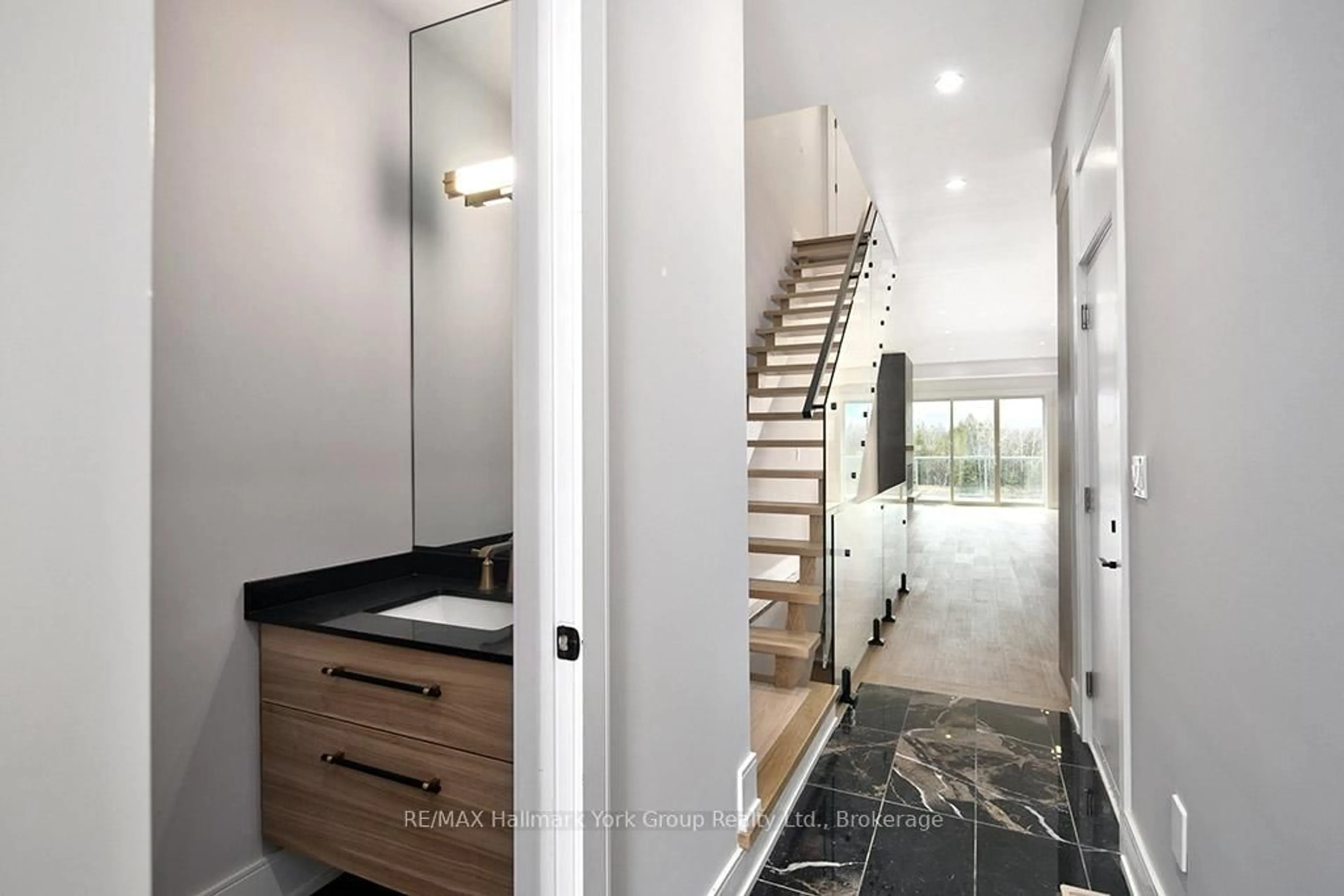 Indoor entryway for 11 WATERVIEW Lane, Blue Mountains Ontario N0H 2P0