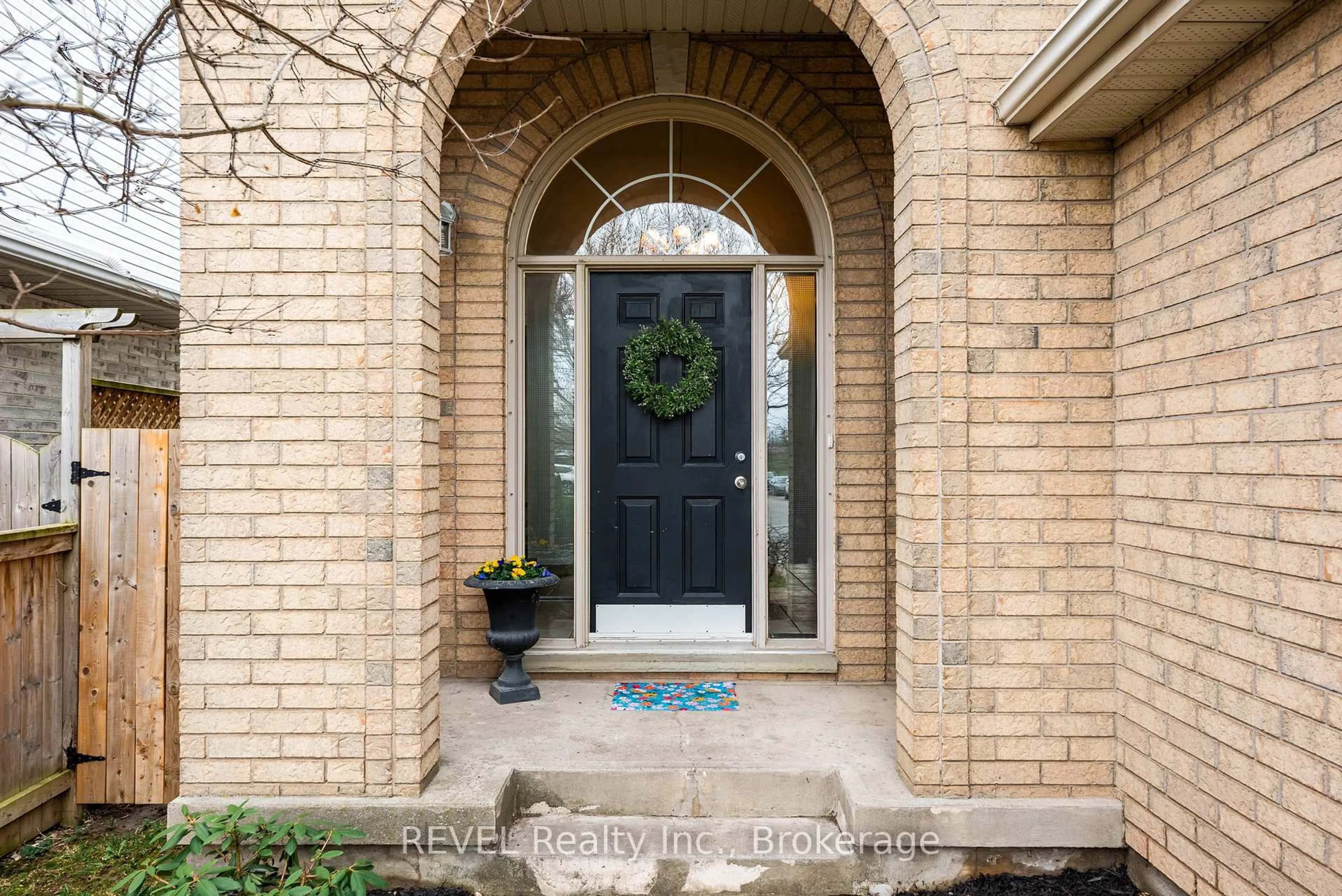 Indoor entryway for 152 Summers Dr, Thorold Ontario L2V 5A1