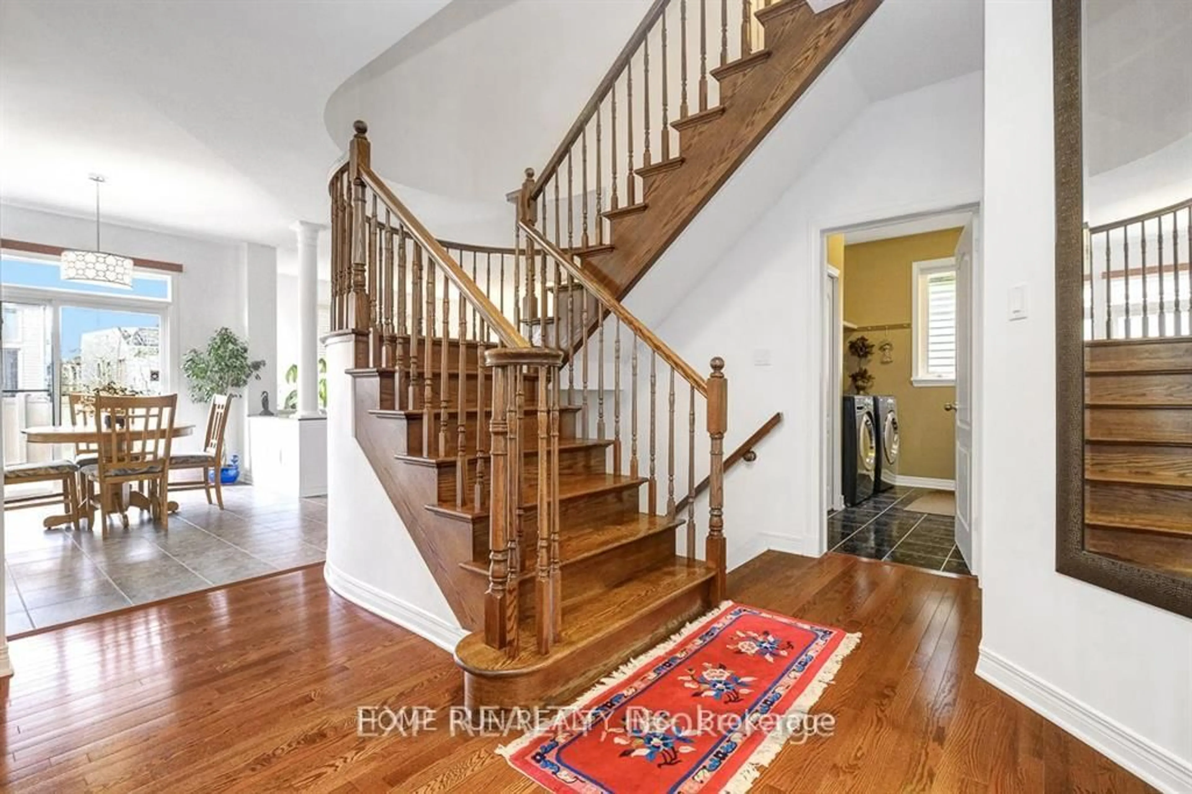 Indoor entryway for 122 Rodeo Dr, Barrhaven Ontario K2J 5K3