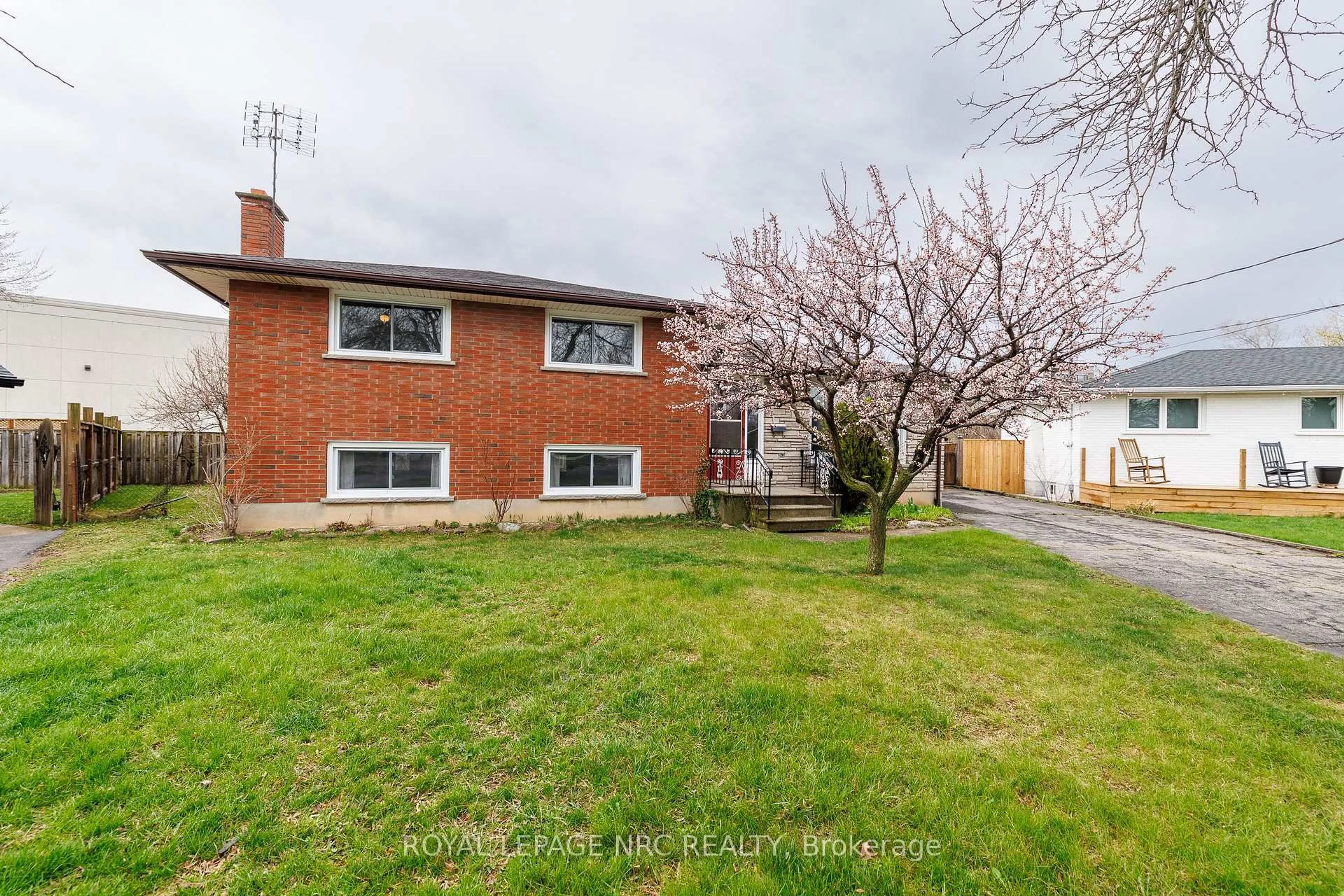 A pic from outside/outdoor area/front of a property/back of a property/a pic from drone, street for 91 Regent Dr, St. Catharines Ontario L2M 3L9