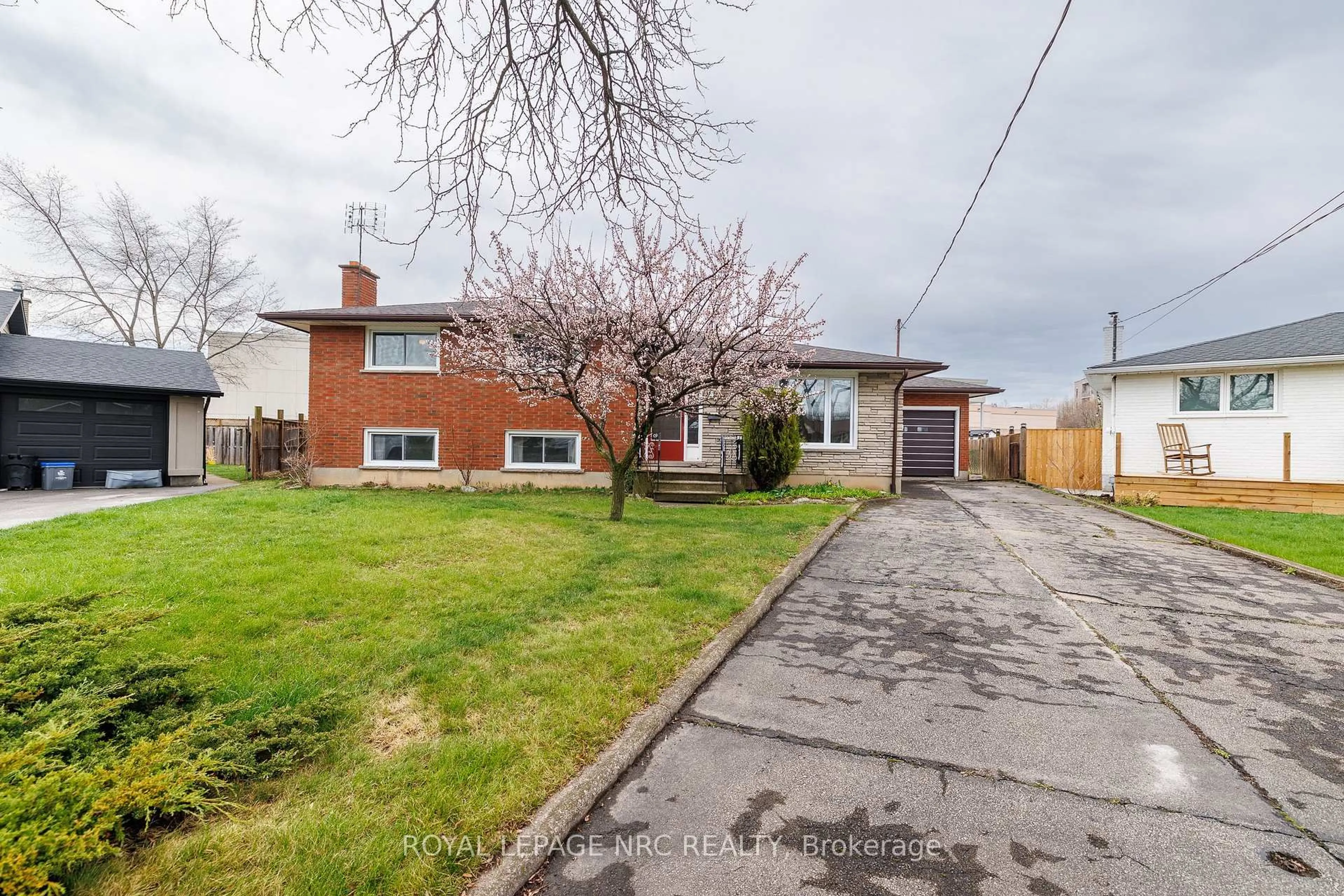 A pic from outside/outdoor area/front of a property/back of a property/a pic from drone, street for 91 Regent Dr, St. Catharines Ontario L2M 3L9