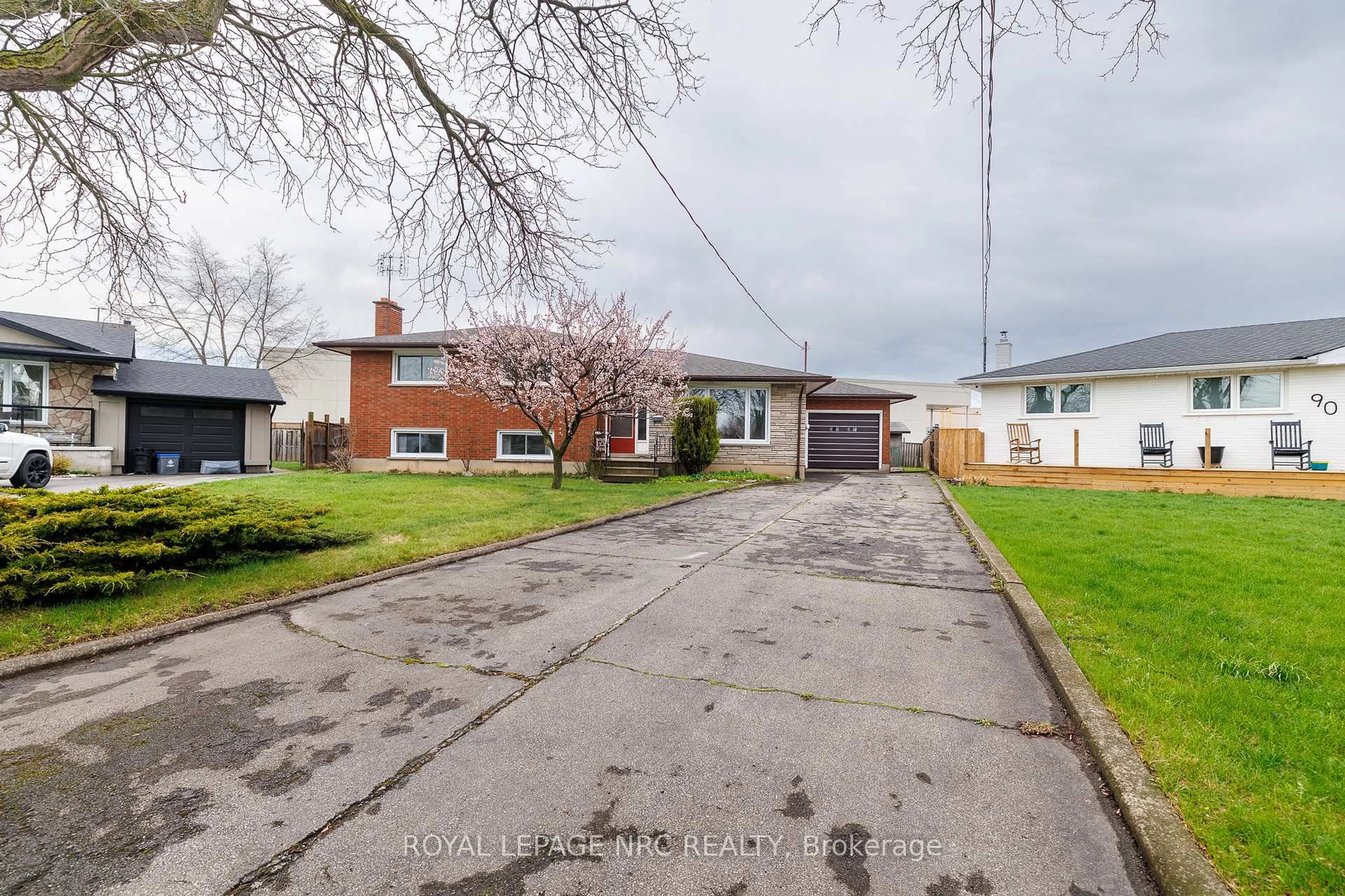 A pic from outside/outdoor area/front of a property/back of a property/a pic from drone, street for 91 Regent Dr, St. Catharines Ontario L2M 3L9