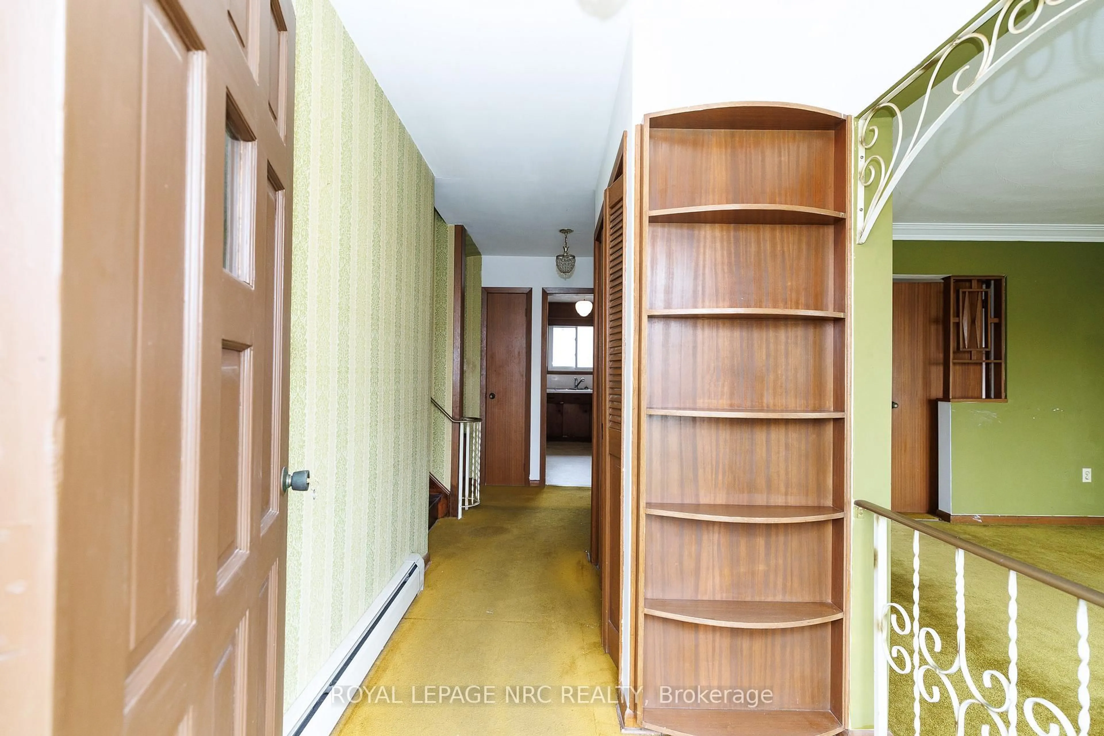 Indoor foyer for 91 Regent Dr, St. Catharines Ontario L2M 3L9