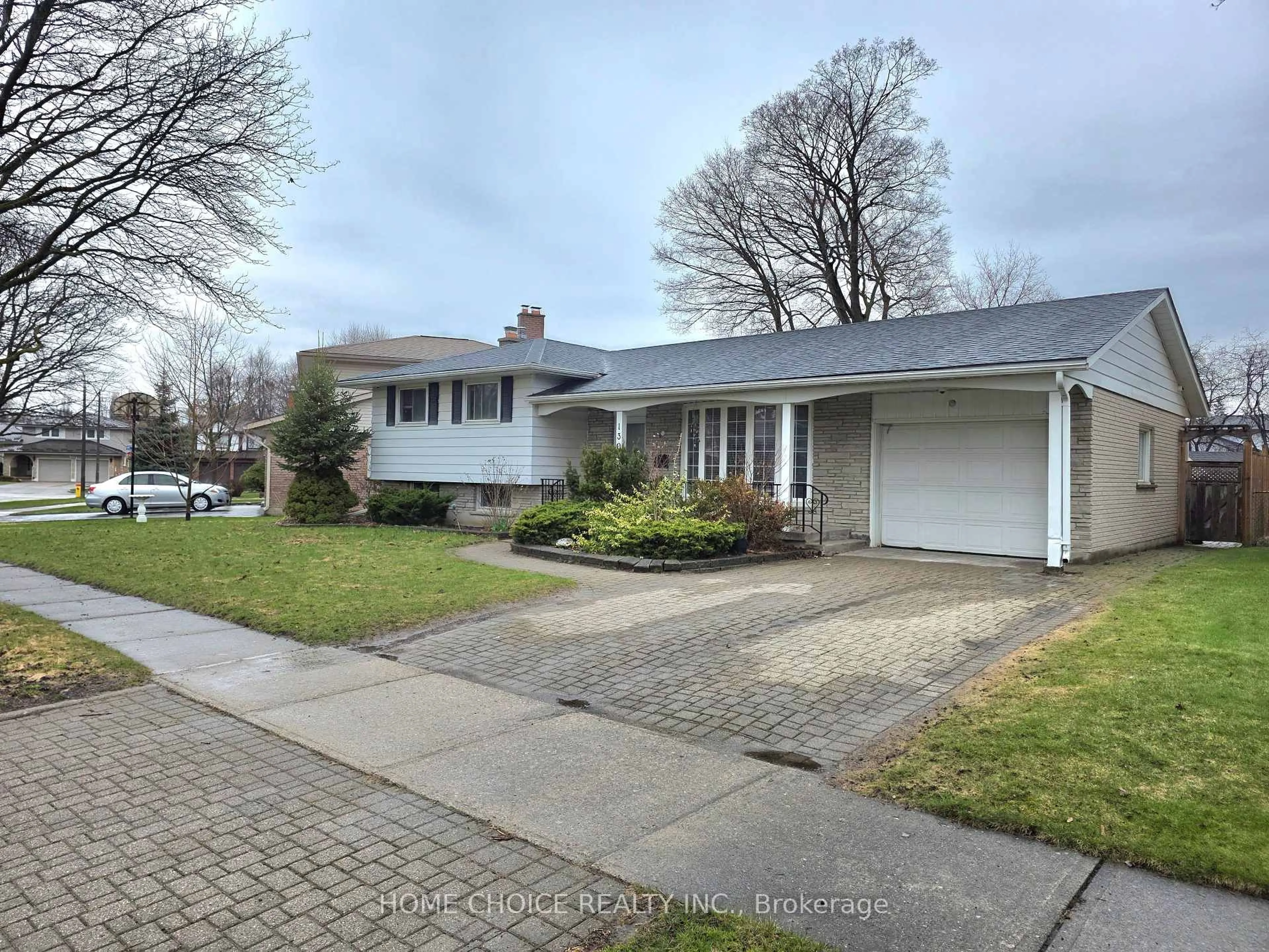 A pic from outside/outdoor area/front of a property/back of a property/a pic from drone, street for 130 Champlain Cres, Kitchener Ontario N2B 2Y6