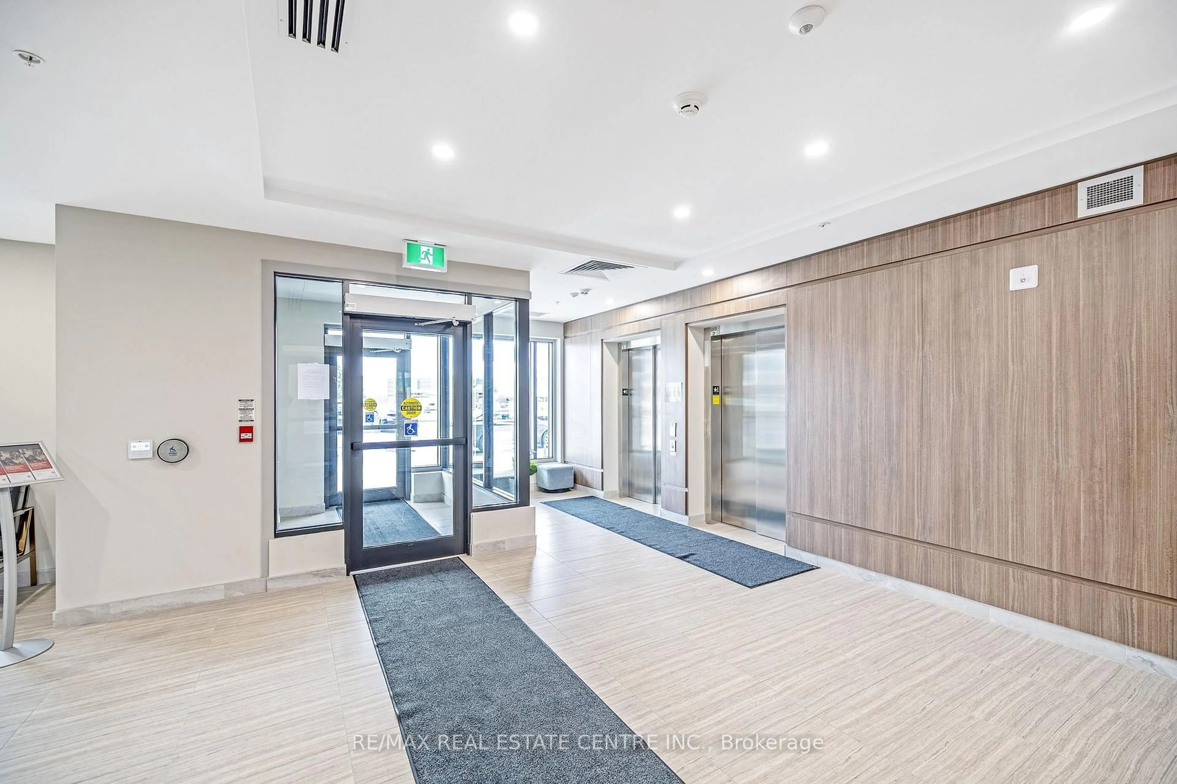 Indoor foyer for 1000 Lackner Pl, Kitchener Ontario N2A 0L4