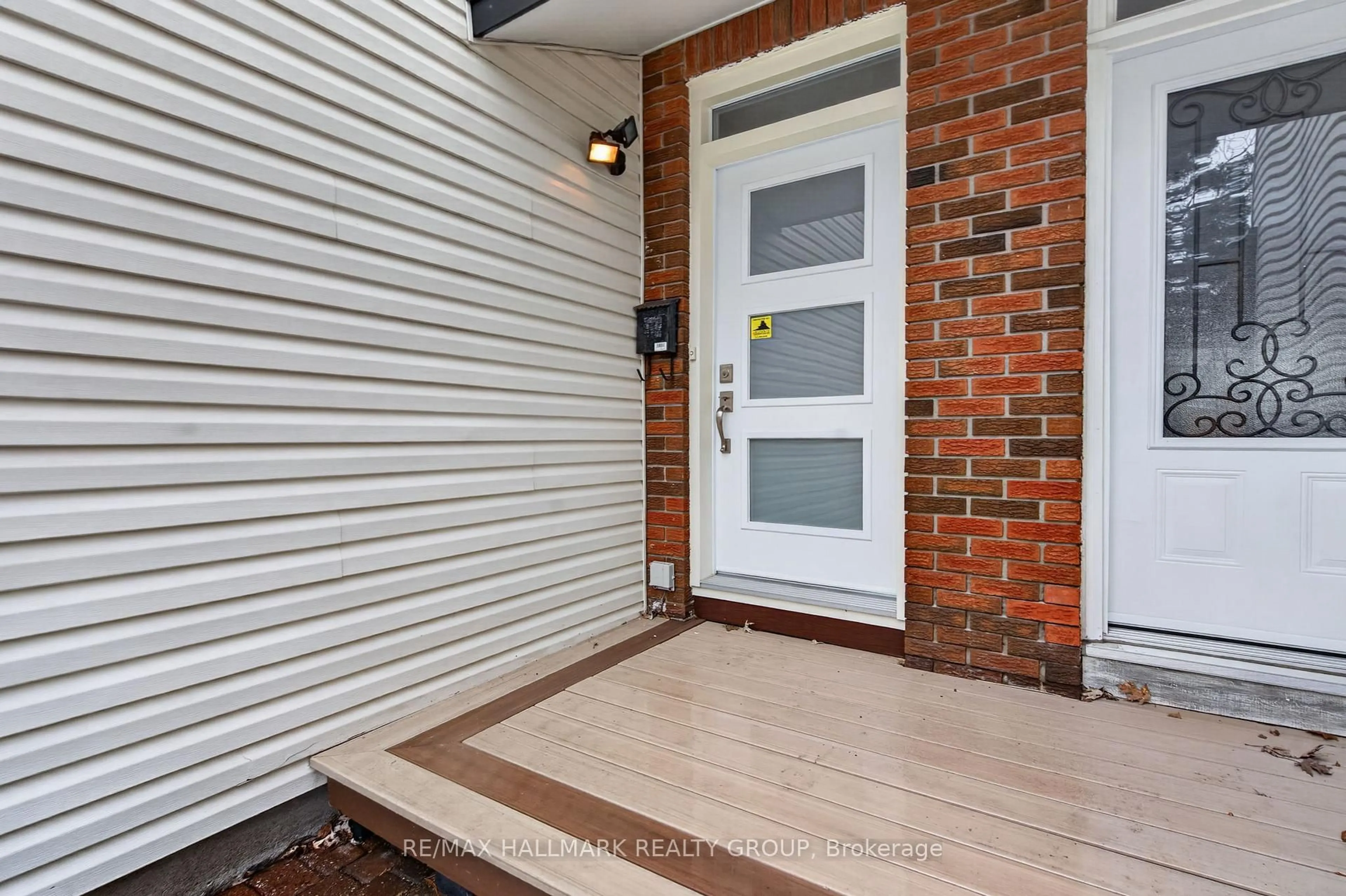 Indoor entryway for 24 Hobart Cres, Ottawa Ontario K2H 5S4