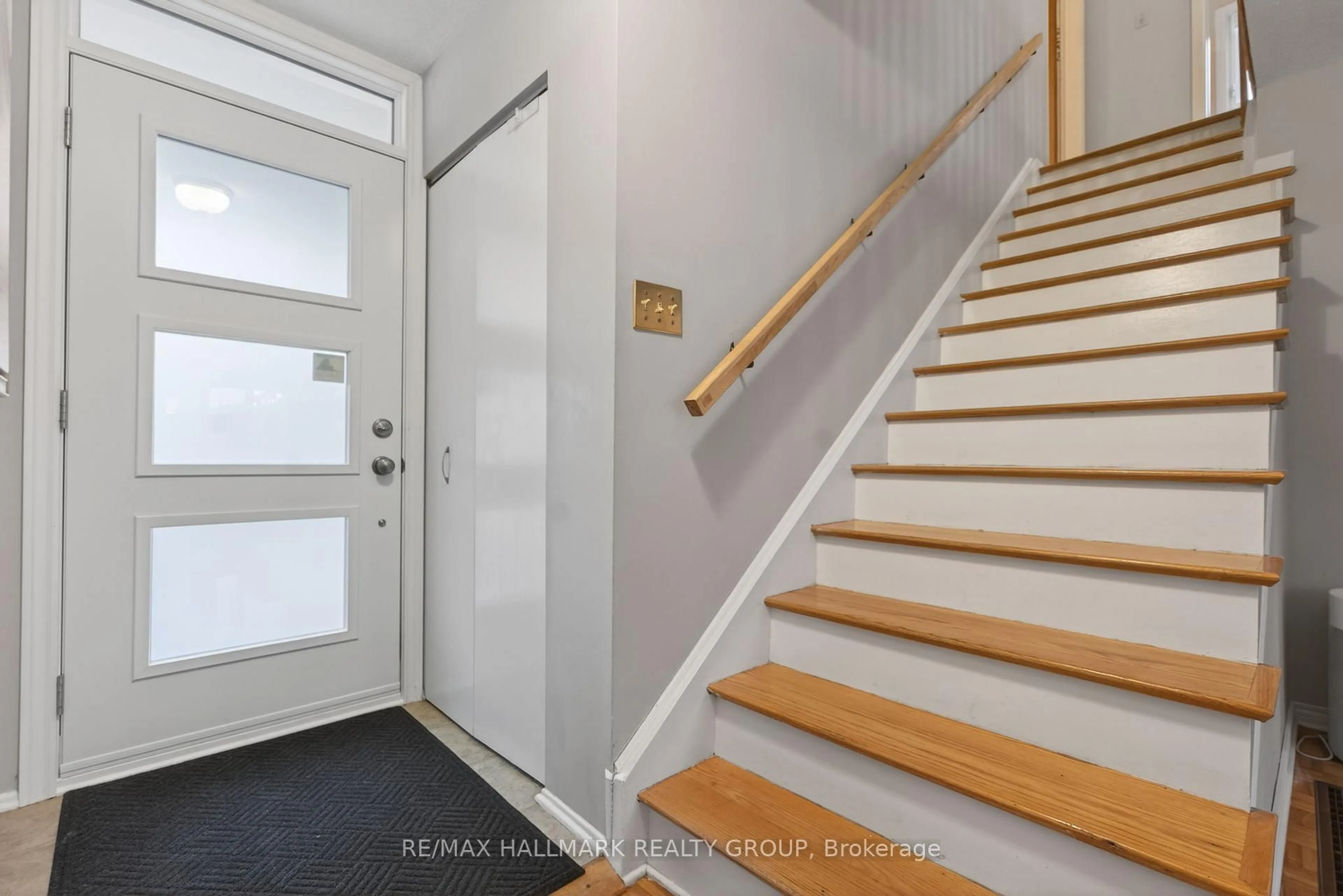 Unknown for 24 Hobart Cres, Ottawa Ontario K2H 5S4