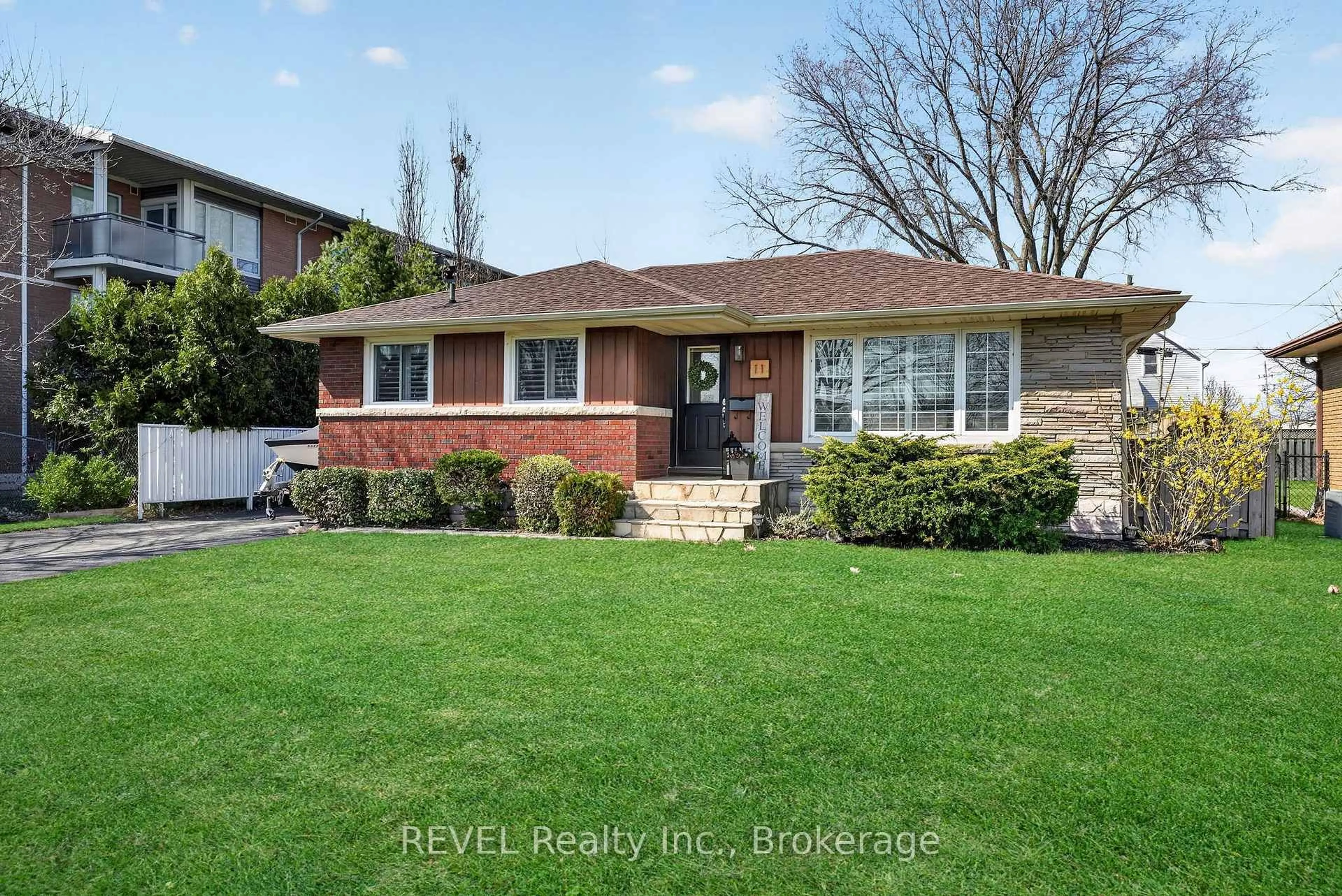Home with brick exterior material, street for 11 Tamarack St, Welland Ontario L3C 4X6
