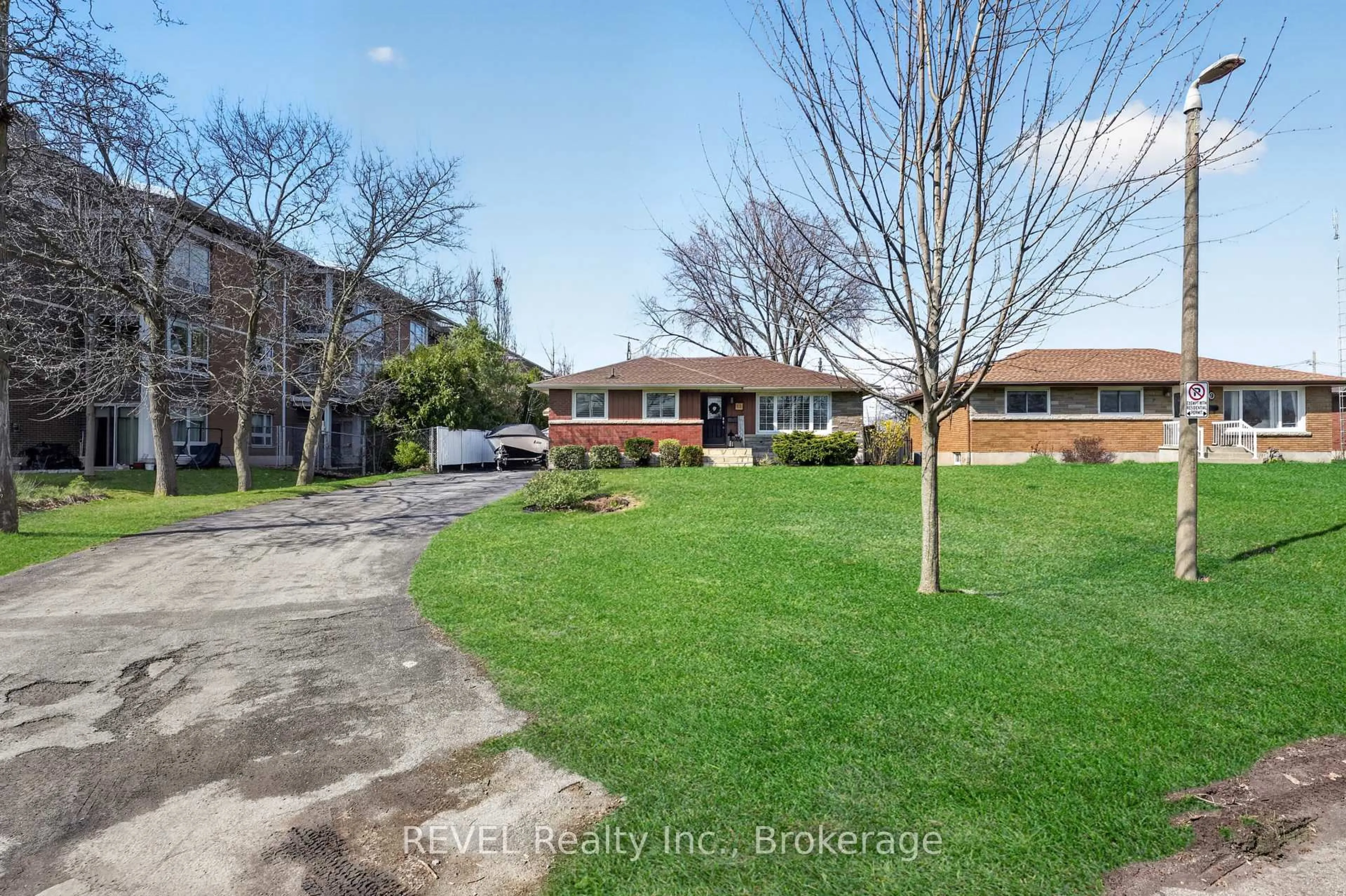 A pic from outside/outdoor area/front of a property/back of a property/a pic from drone, street for 11 Tamarack St, Welland Ontario L3C 4X6