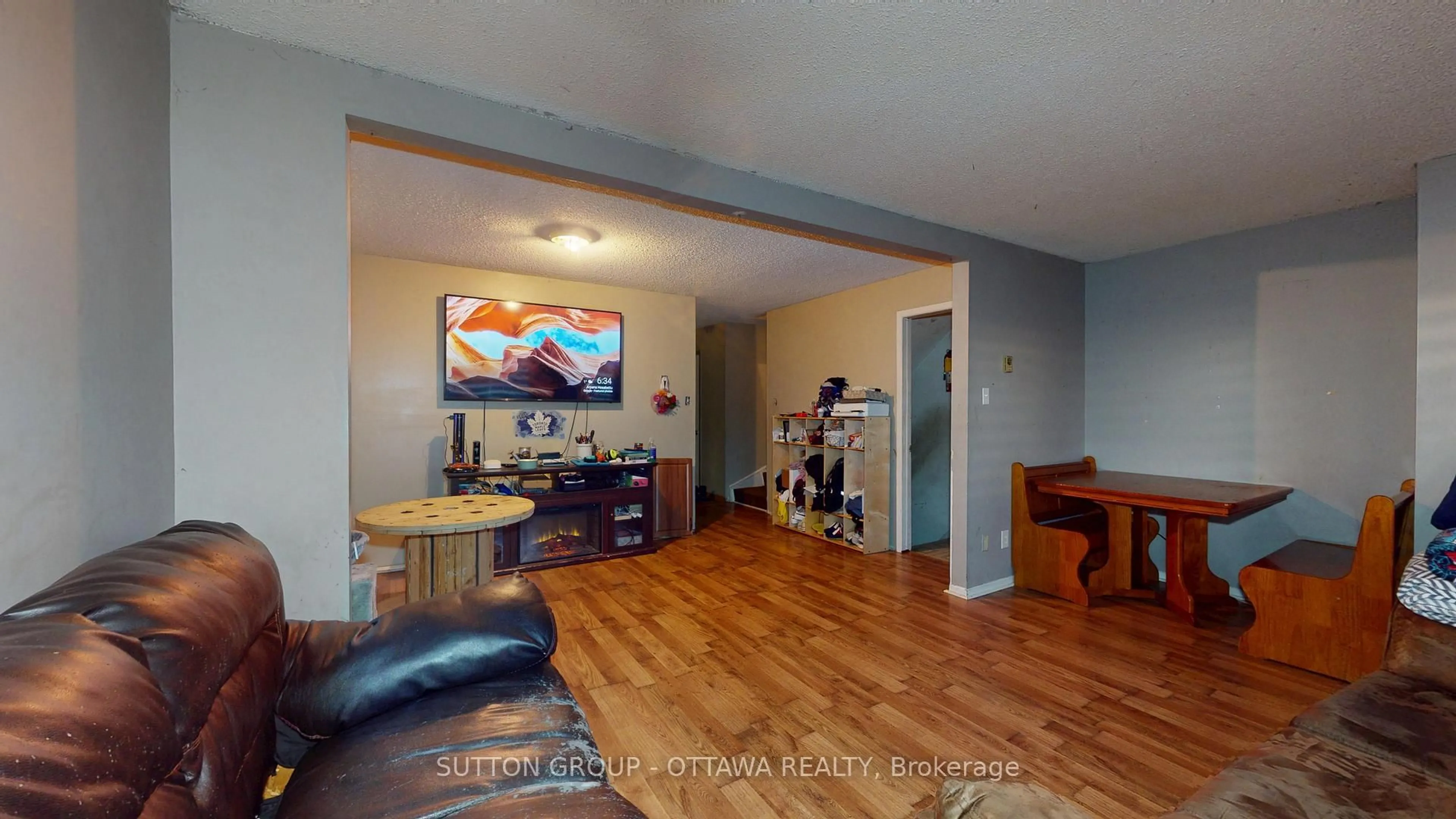 Living room with furniture, wood/laminate floor for 28 Carraway Cres, South Dundas Ontario K0C 1X0