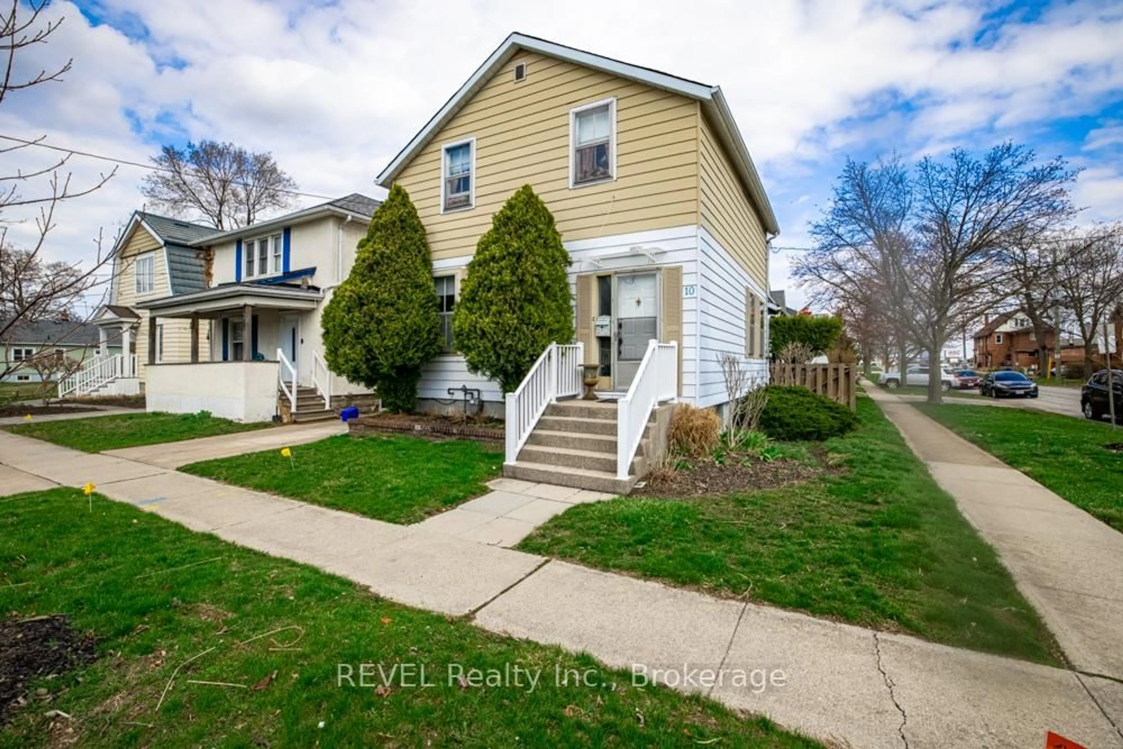 Home with vinyl exterior material, street for 10 Wiley St, St. Catharines Ontario L2R 4E5