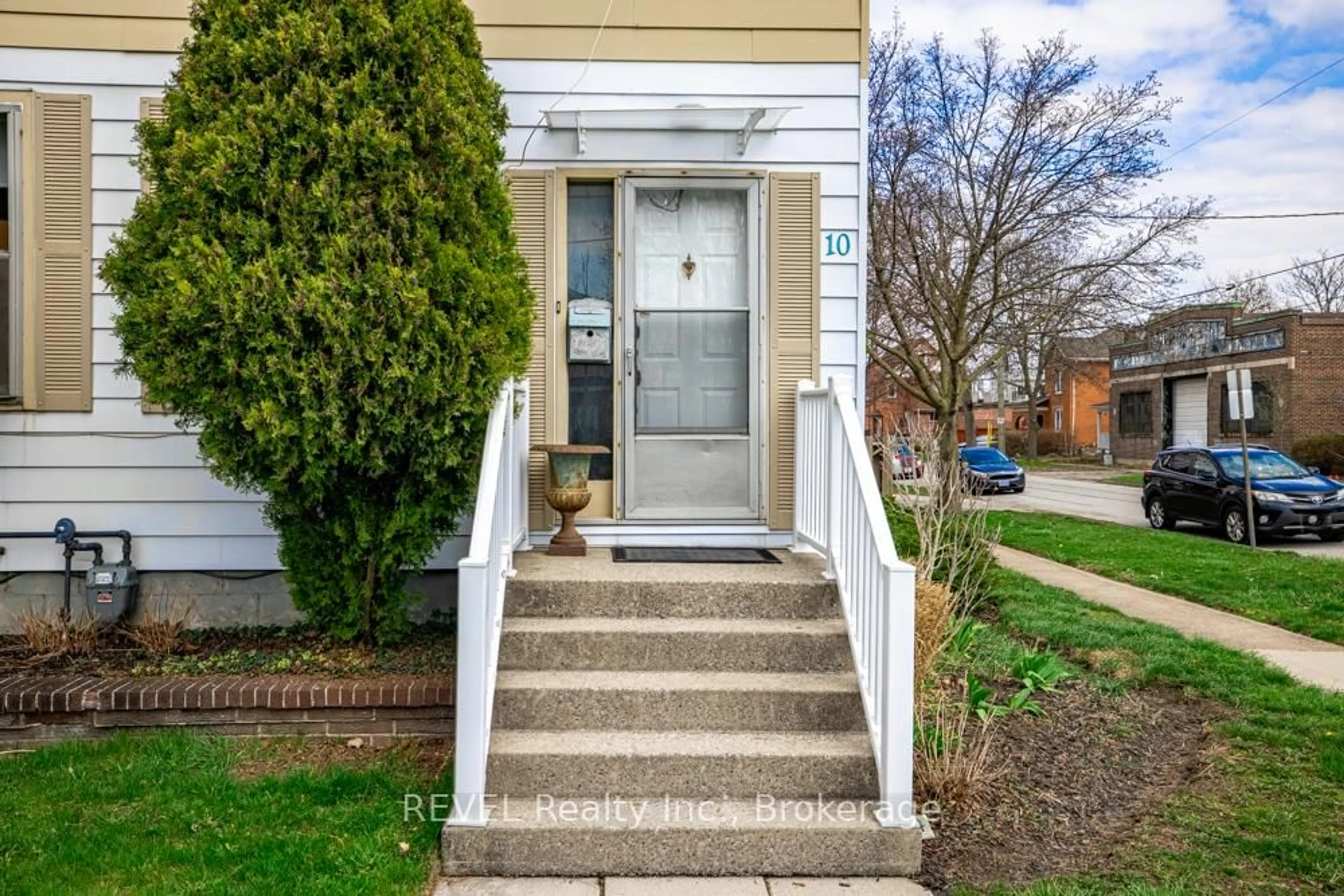 Indoor entryway for 10 Wiley St, St. Catharines Ontario L2R 4E5