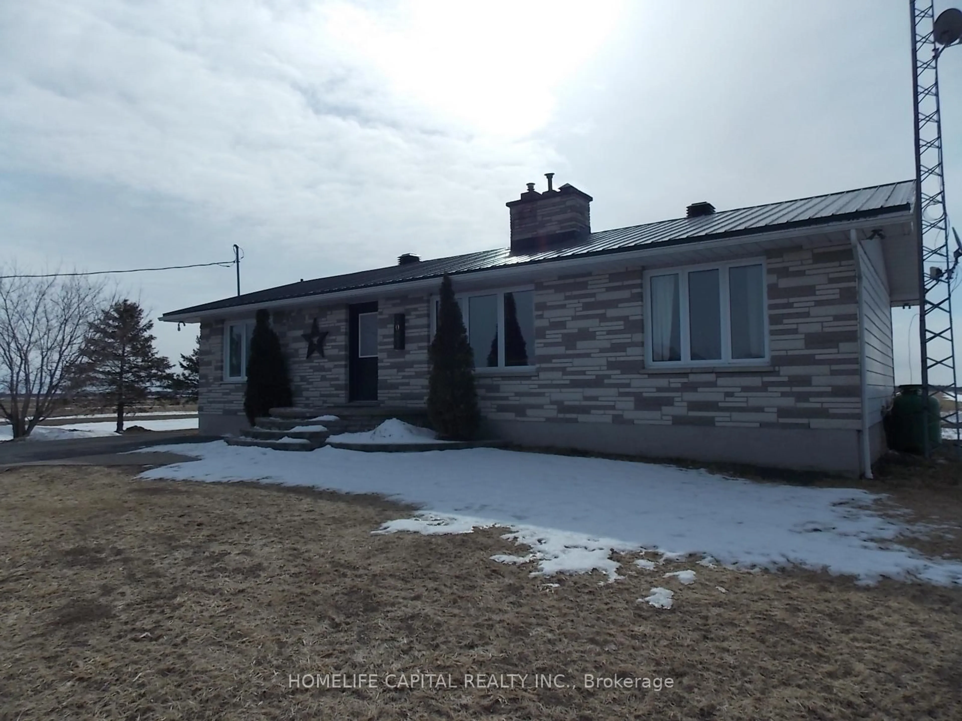 A pic from outside/outdoor area/front of a property/back of a property/a pic from drone, building for 1091 County Rd 15 Rd, Alfred and Plantagenet Ontario K0B 1A0