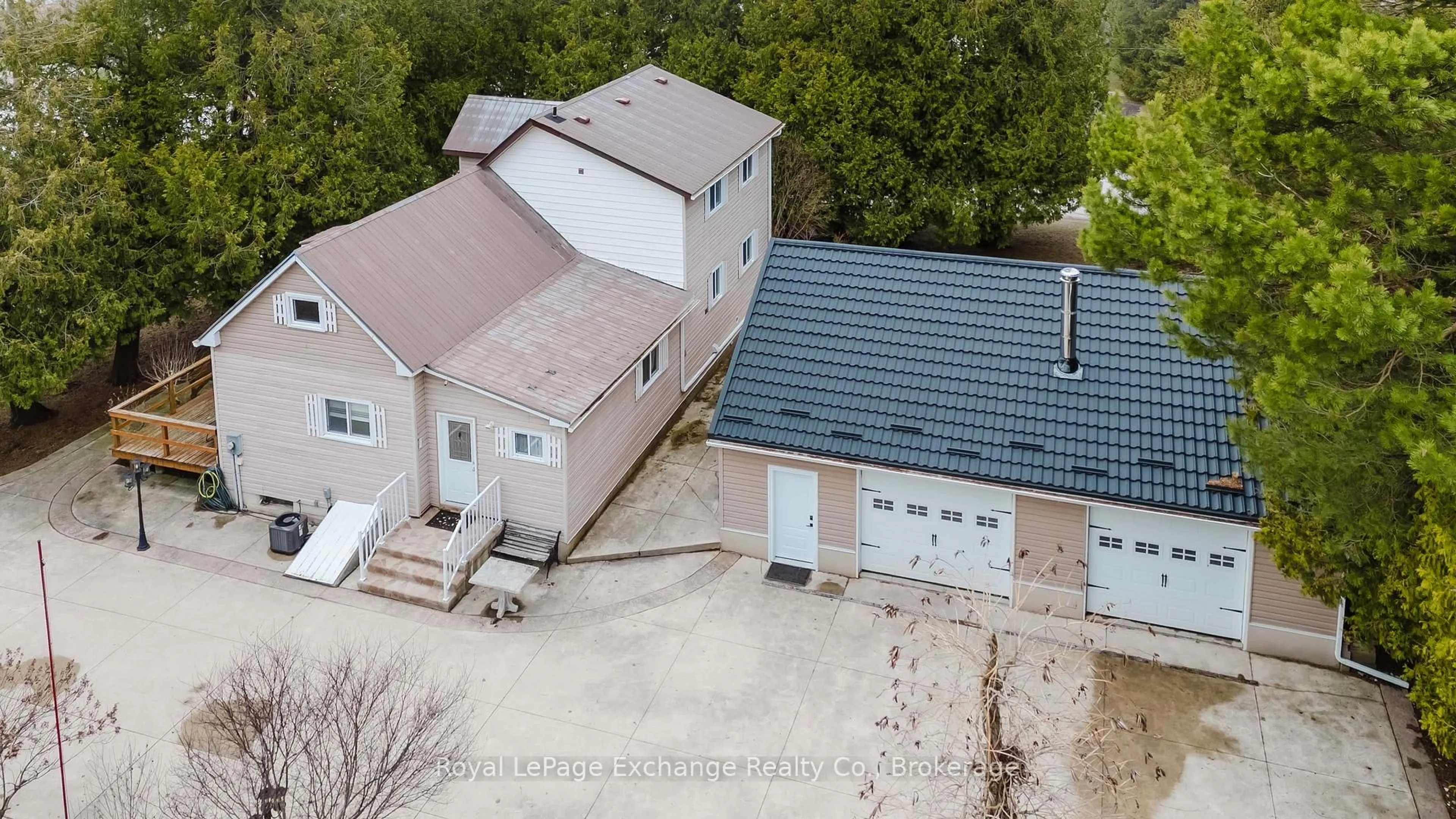 A pic from outside/outdoor area/front of a property/back of a property/a pic from drone, building for 356 Morpeth St, Saugeen Shores Ontario N0H 2L0