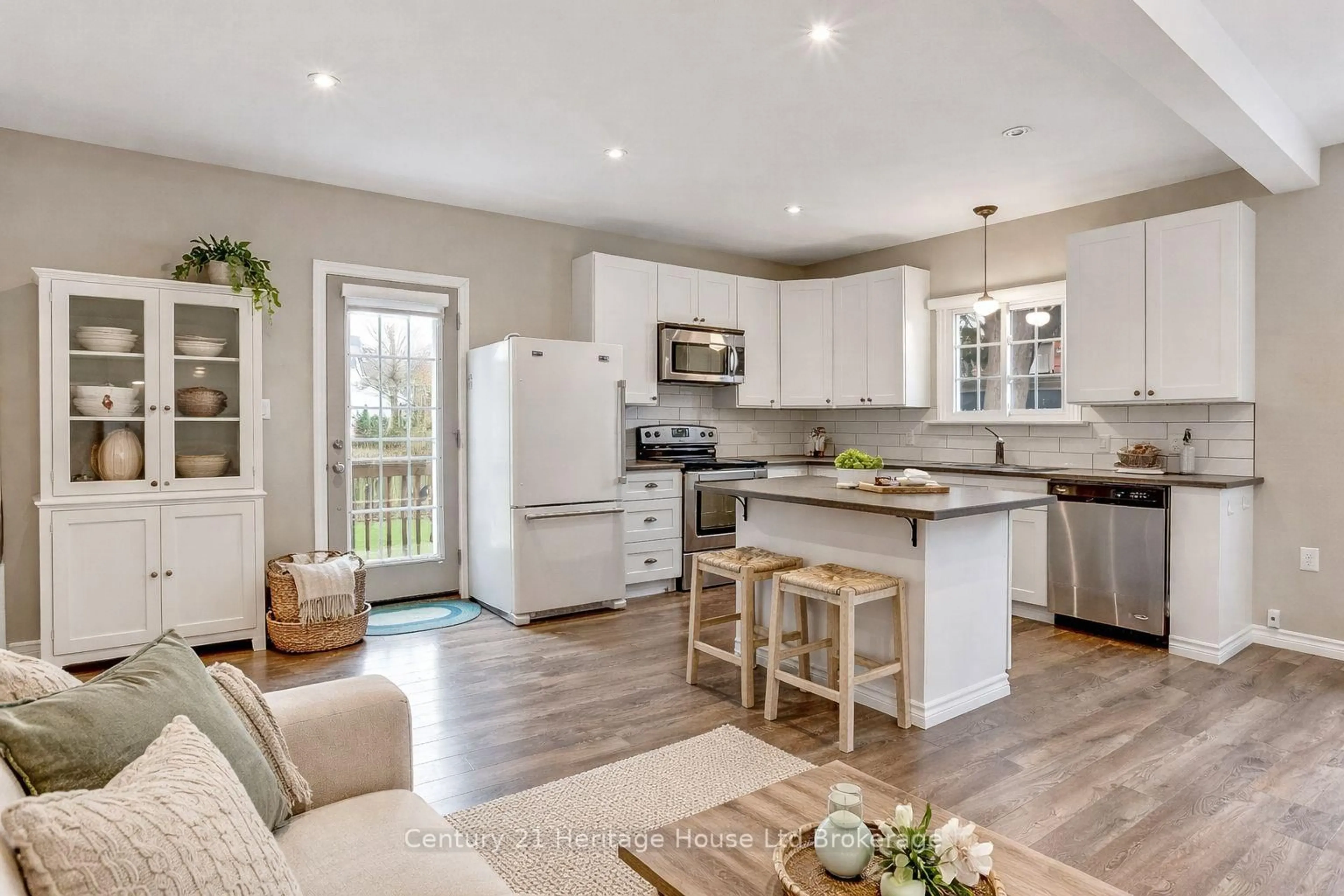 Open concept kitchen, unknown for 137 Wonham St, Ingersoll Ontario N5C 2Y9