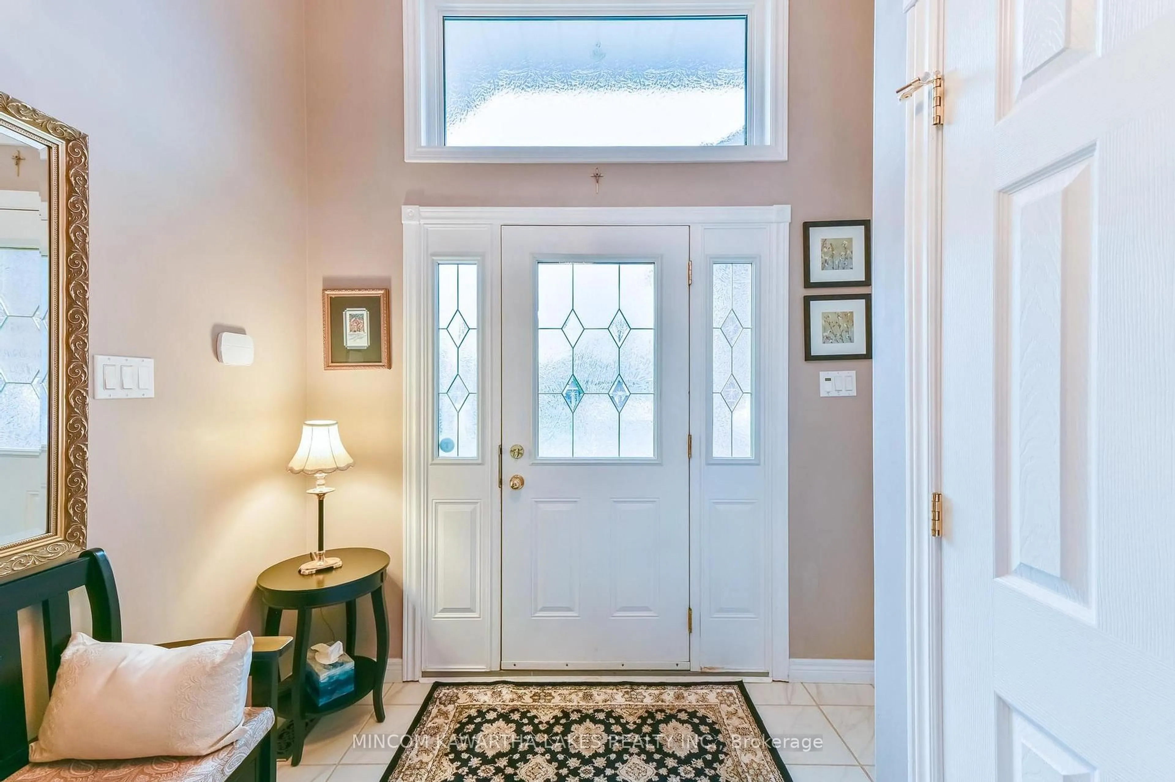 Indoor entryway for 218 Lorne Crt, Selwyn Ontario K9L 0A1