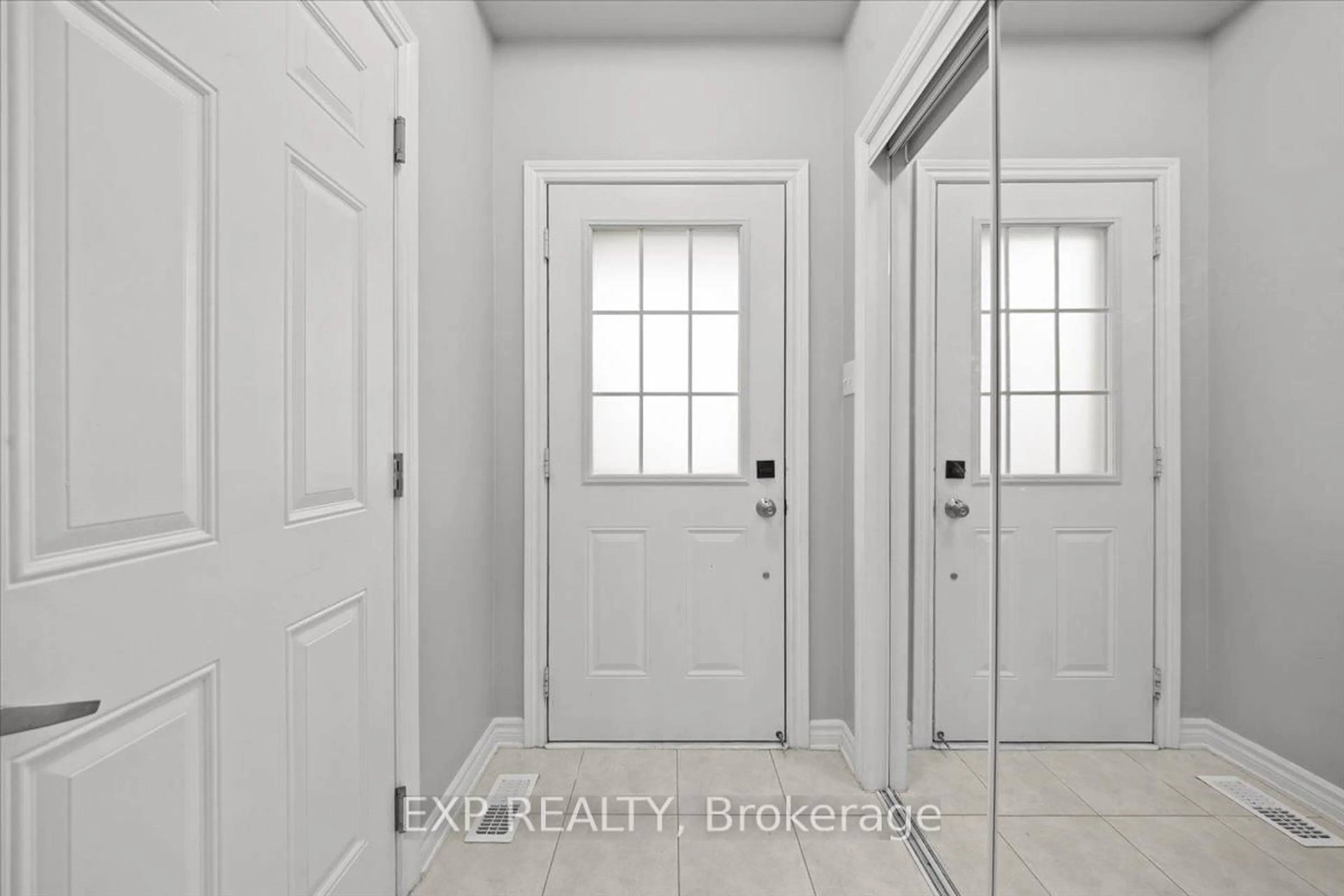Indoor entryway for 104 Harmattan Ave, Ottawa Ontario K2S 0E3