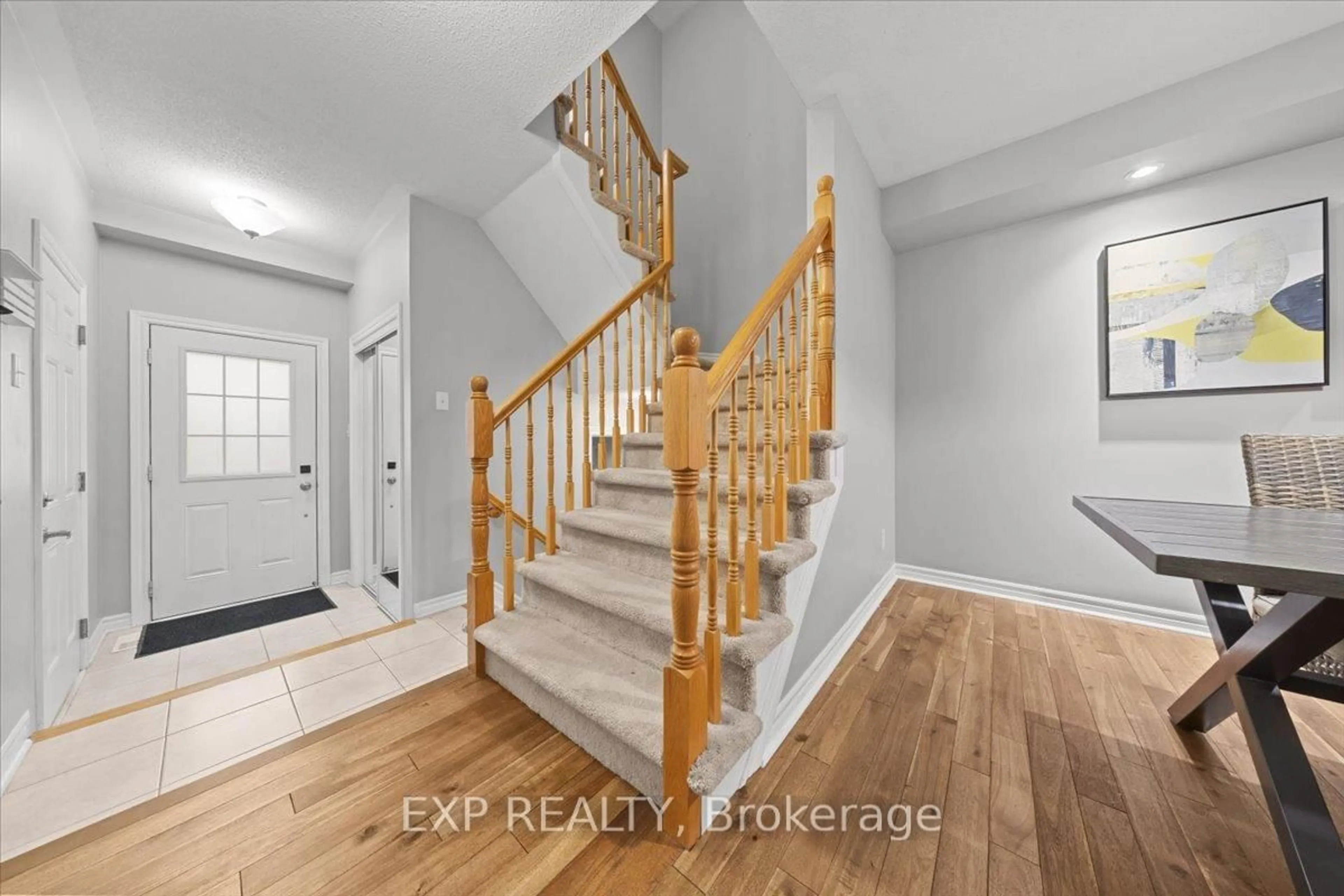 Indoor entryway for 104 Harmattan Ave, Ottawa Ontario K2S 0E3