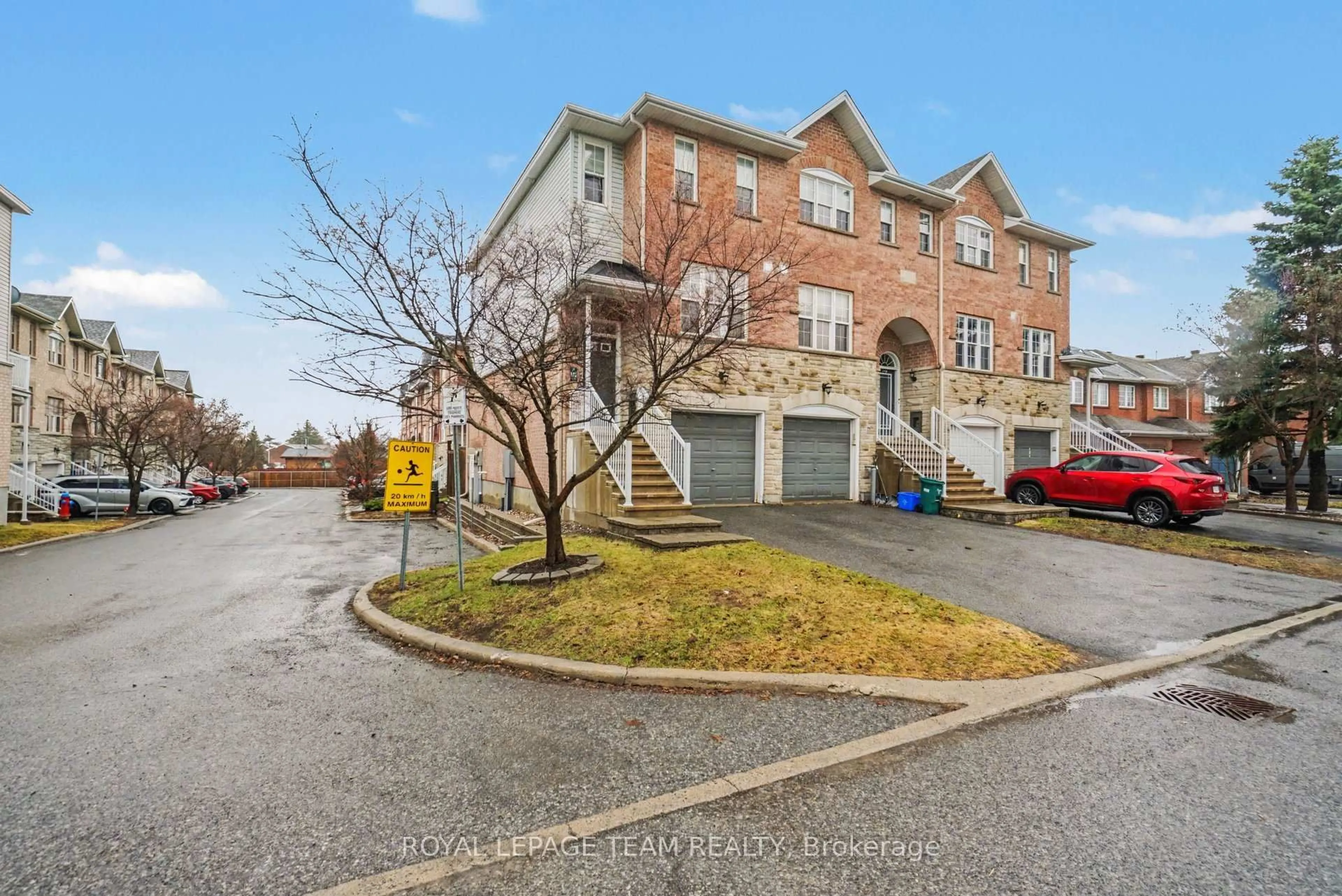 A pic from outside/outdoor area/front of a property/back of a property/a pic from drone, street for 175 Scout St, Ottawa Ontario K2C 4E2