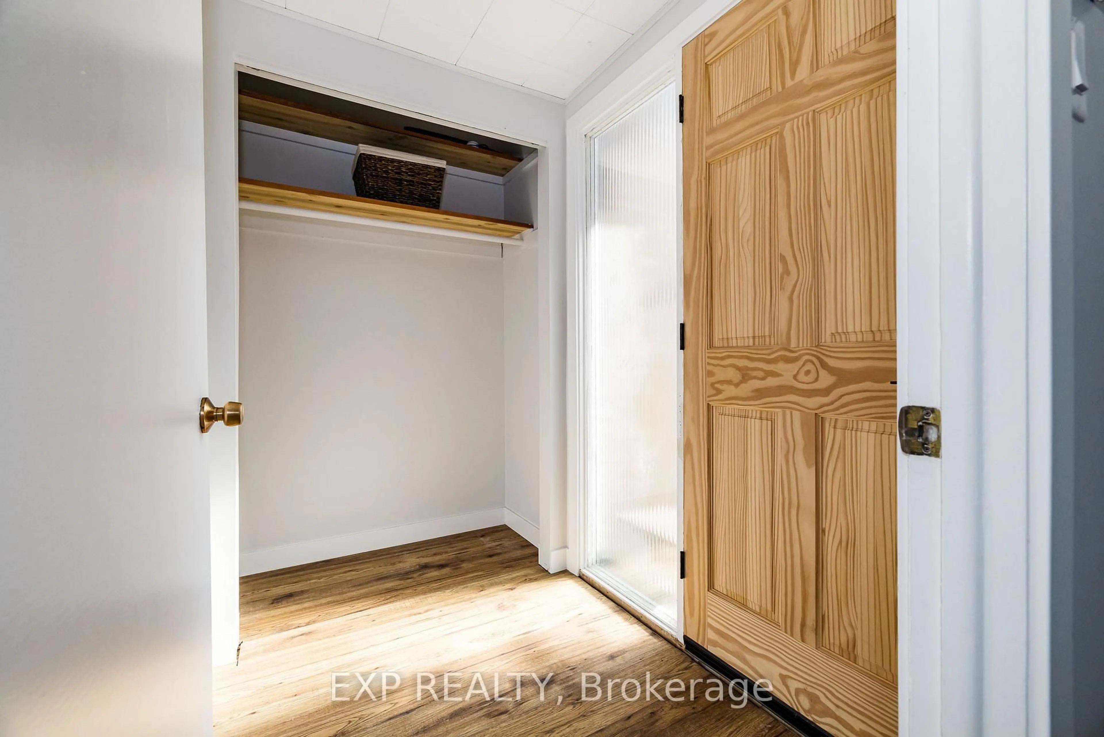 Indoor entryway for 2196 Plesser St, Ottawa Ontario K1G 2X3