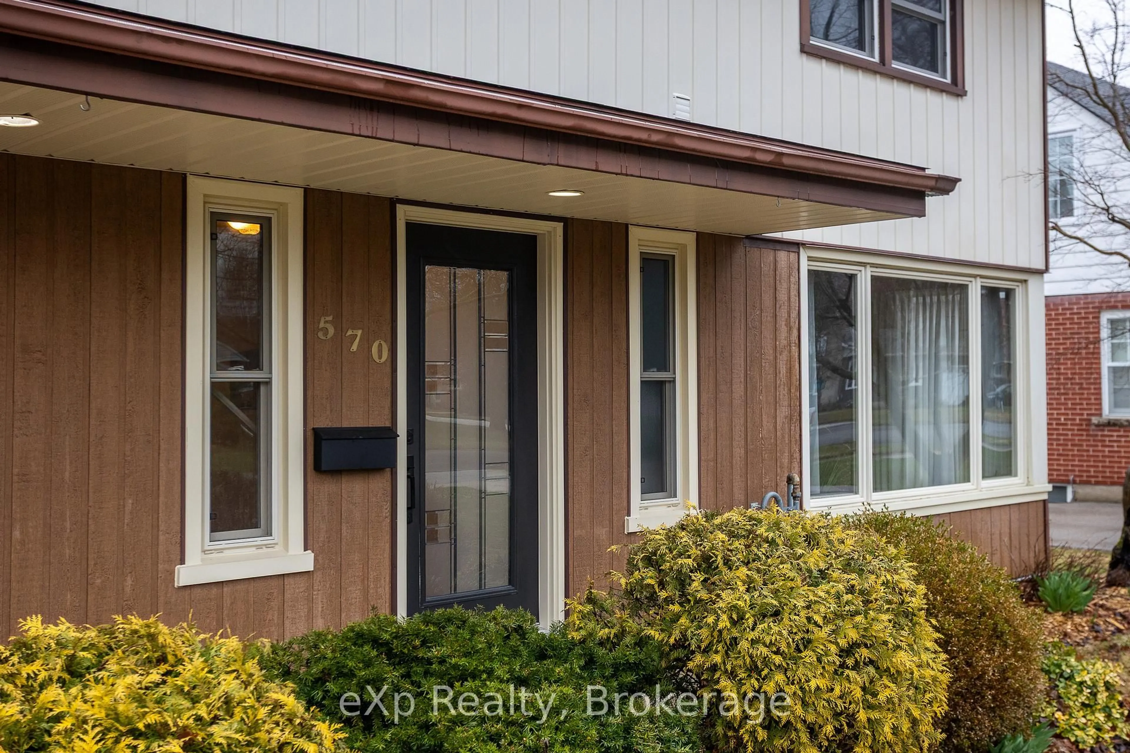 Indoor entryway for 570 7th St, Owen Sound Ontario N4K 3L6
