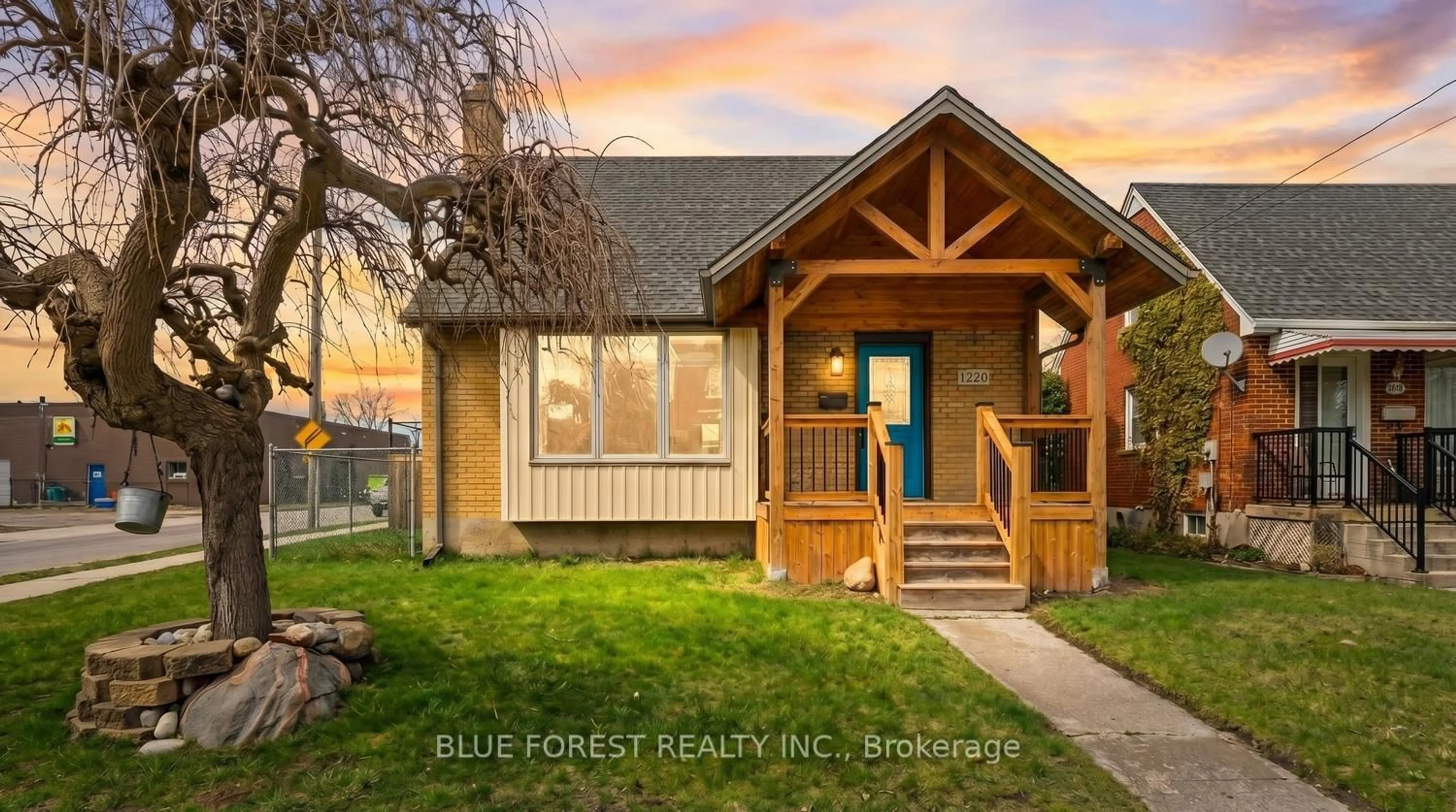 Home with vinyl exterior material, street for 1220 Wilton Ave, London East Ontario N5W 2G8