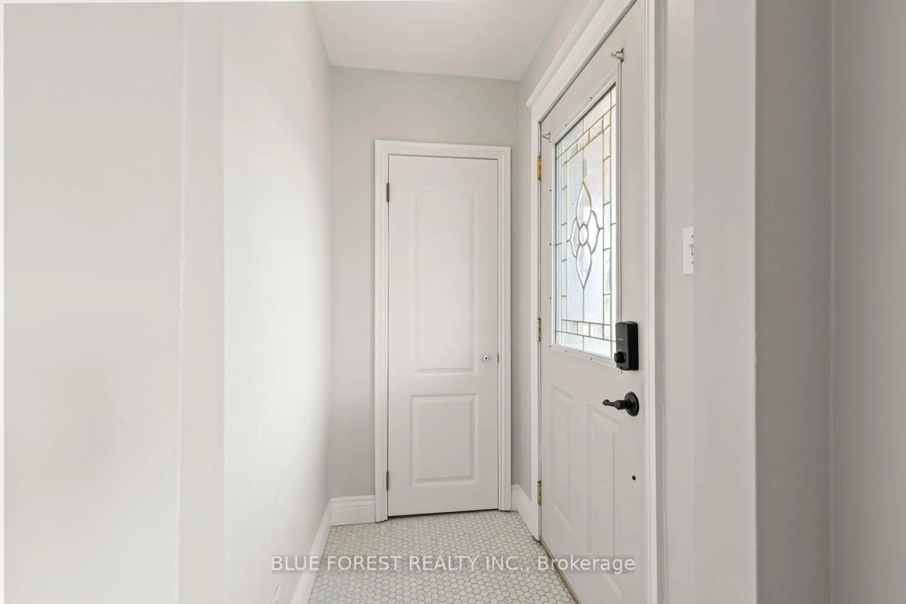 Indoor entryway for 1220 Wilton Ave, London East Ontario N5W 2G8
