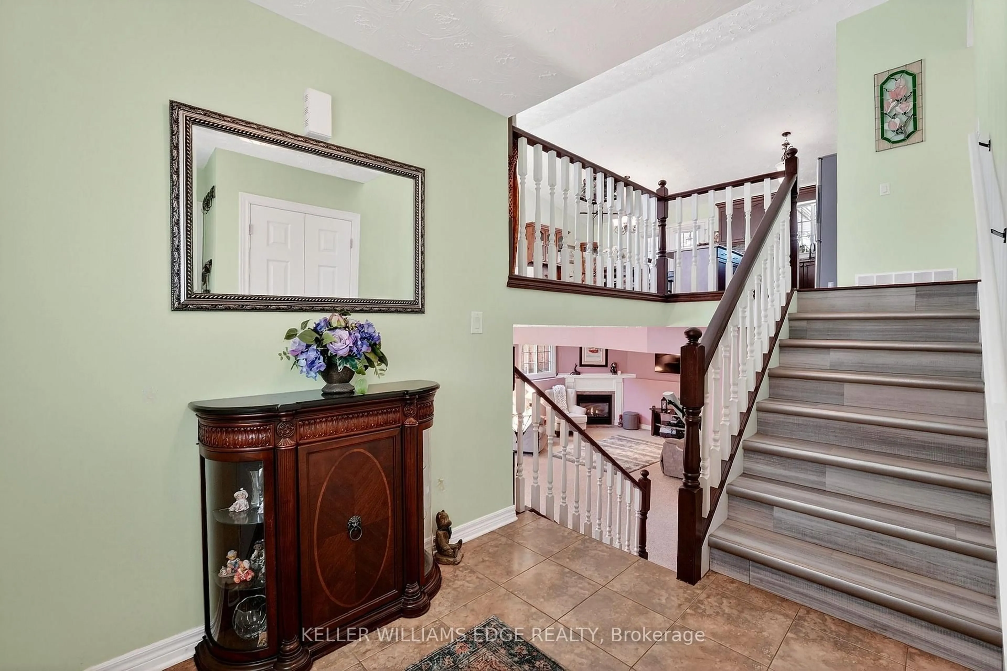 Indoor foyer for 3276 Jewell Ave, Fort Erie Ontario L0S 1N0
