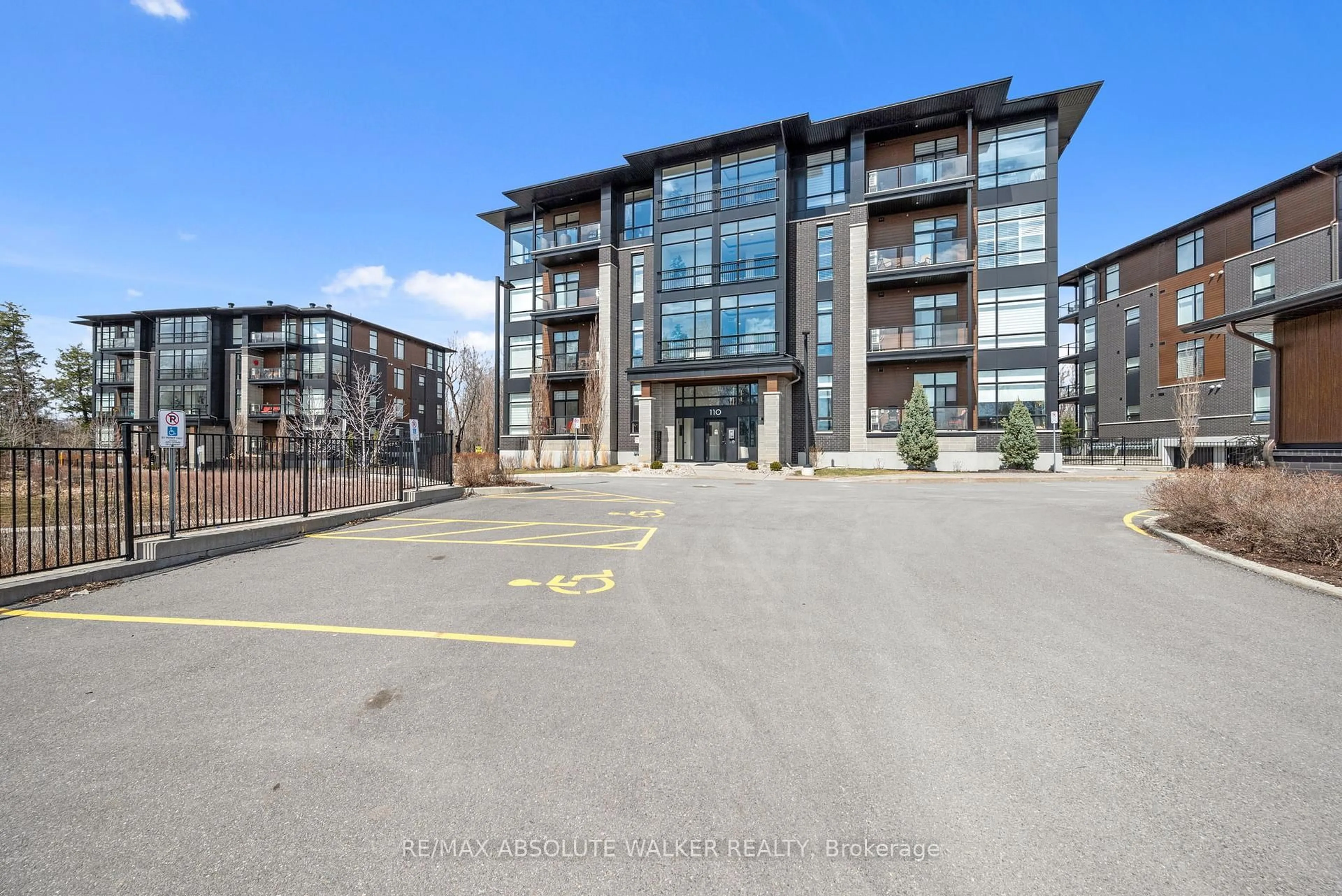 A pic from outside/outdoor area/front of a property/back of a property/a pic from drone, building for 110 Cortile Private #104, Ottawa Ontario K1V 2S8