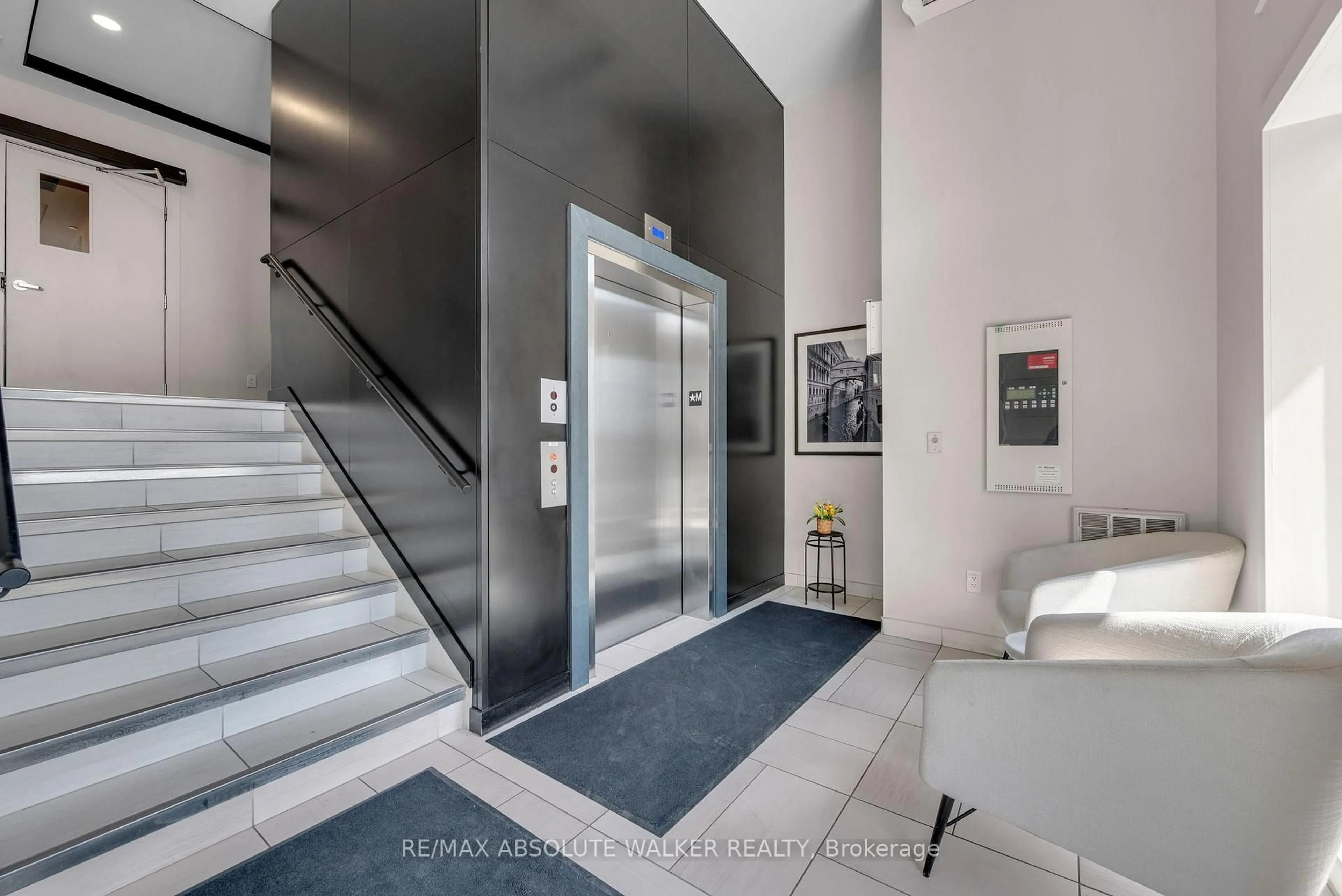 Indoor foyer for 110 Cortile Private #104, Ottawa Ontario K1V 2S8