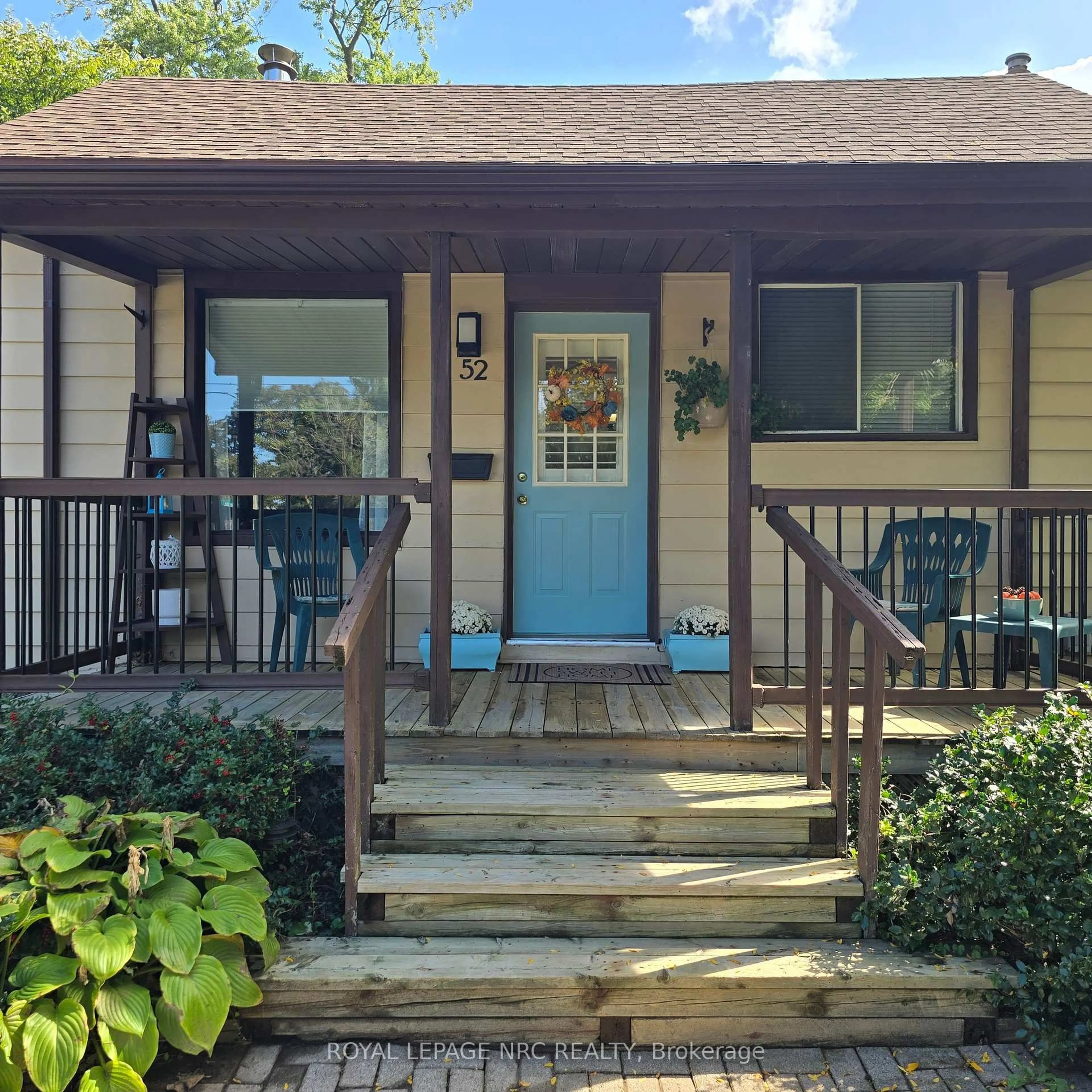 Home with vinyl exterior material, street for 52 Wiley St, St. Catharines Ontario L2R 4G2