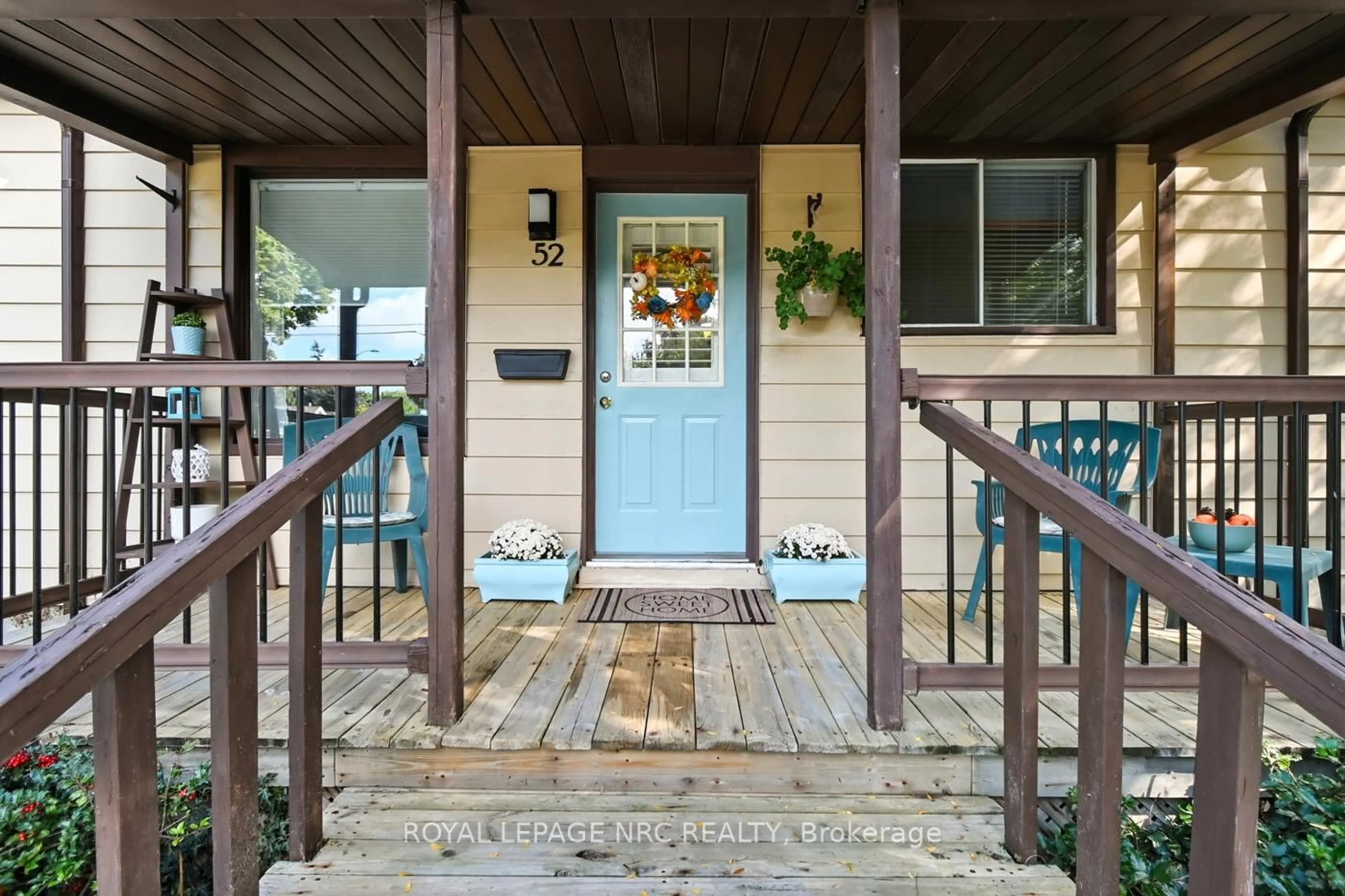 Indoor entryway for 52 Wiley St, St. Catharines Ontario L2R 4G2