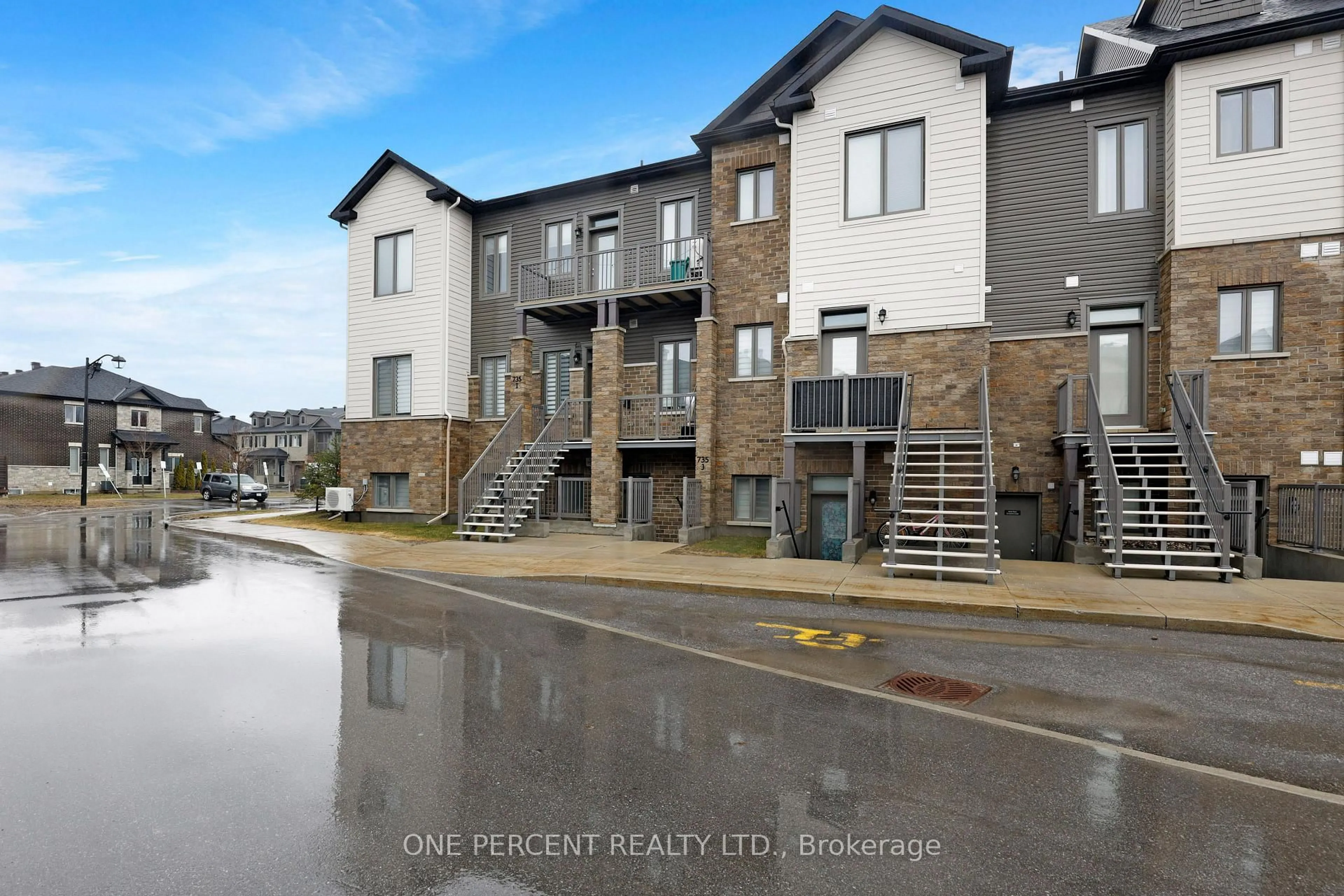 A pic from outside/outdoor area/front of a property/back of a property/a pic from drone, water/lake/river/ocean view for 735 Dearborn Private #I, Ottawa Ontario K1T 0W3