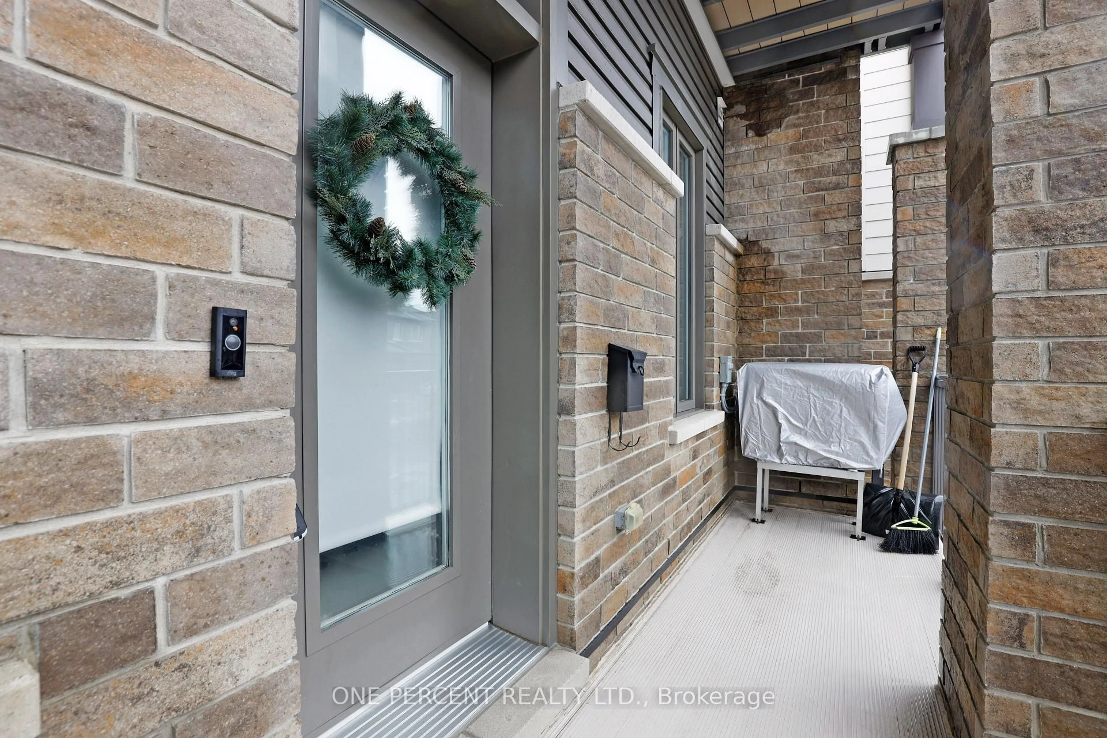 Indoor entryway for 735 Dearborn Private #I, Ottawa Ontario K1T 0W3
