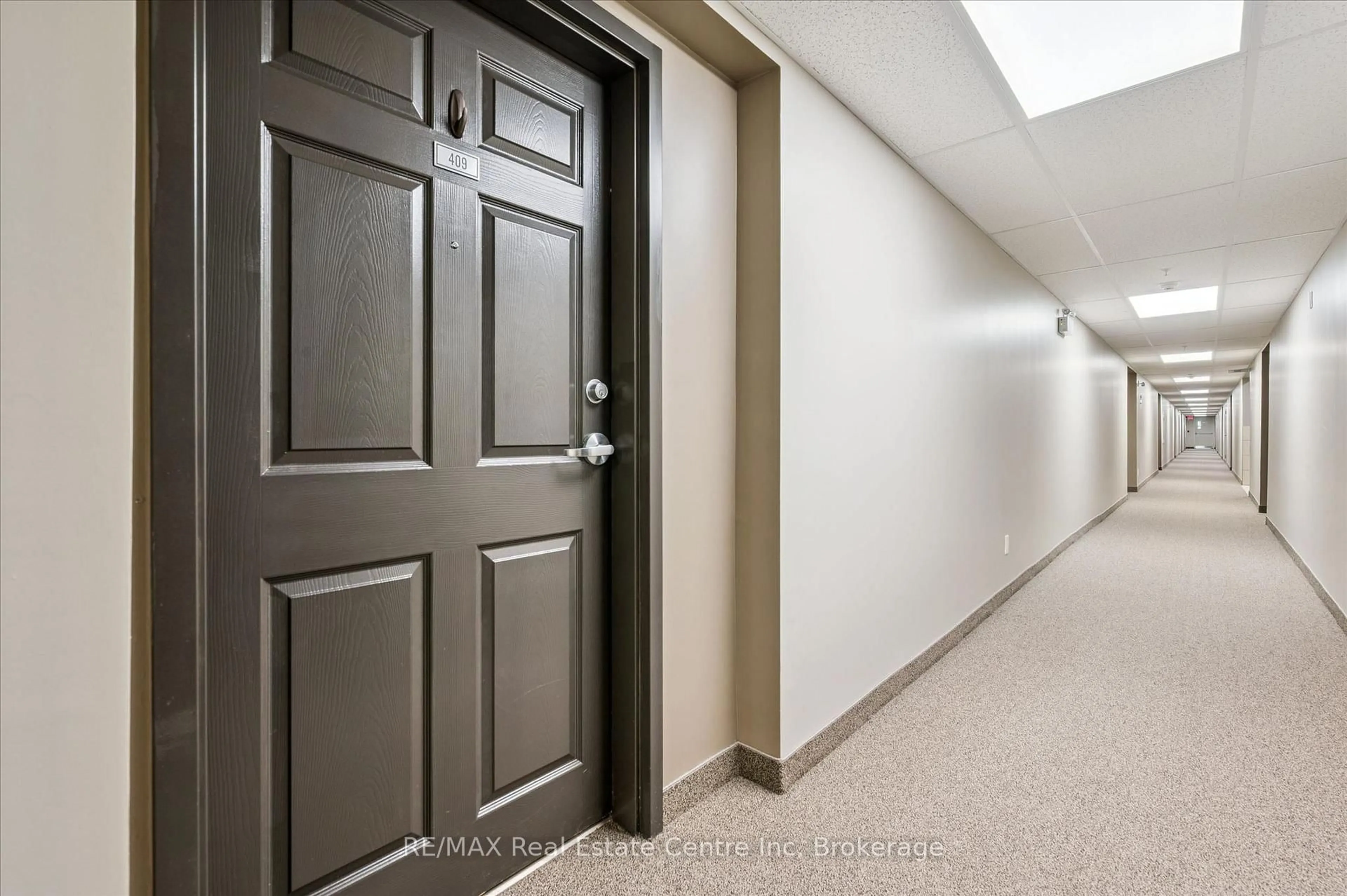 Indoor foyer for 103 Westminster Cres #409, Centre Wellington Ontario N1M 0C6