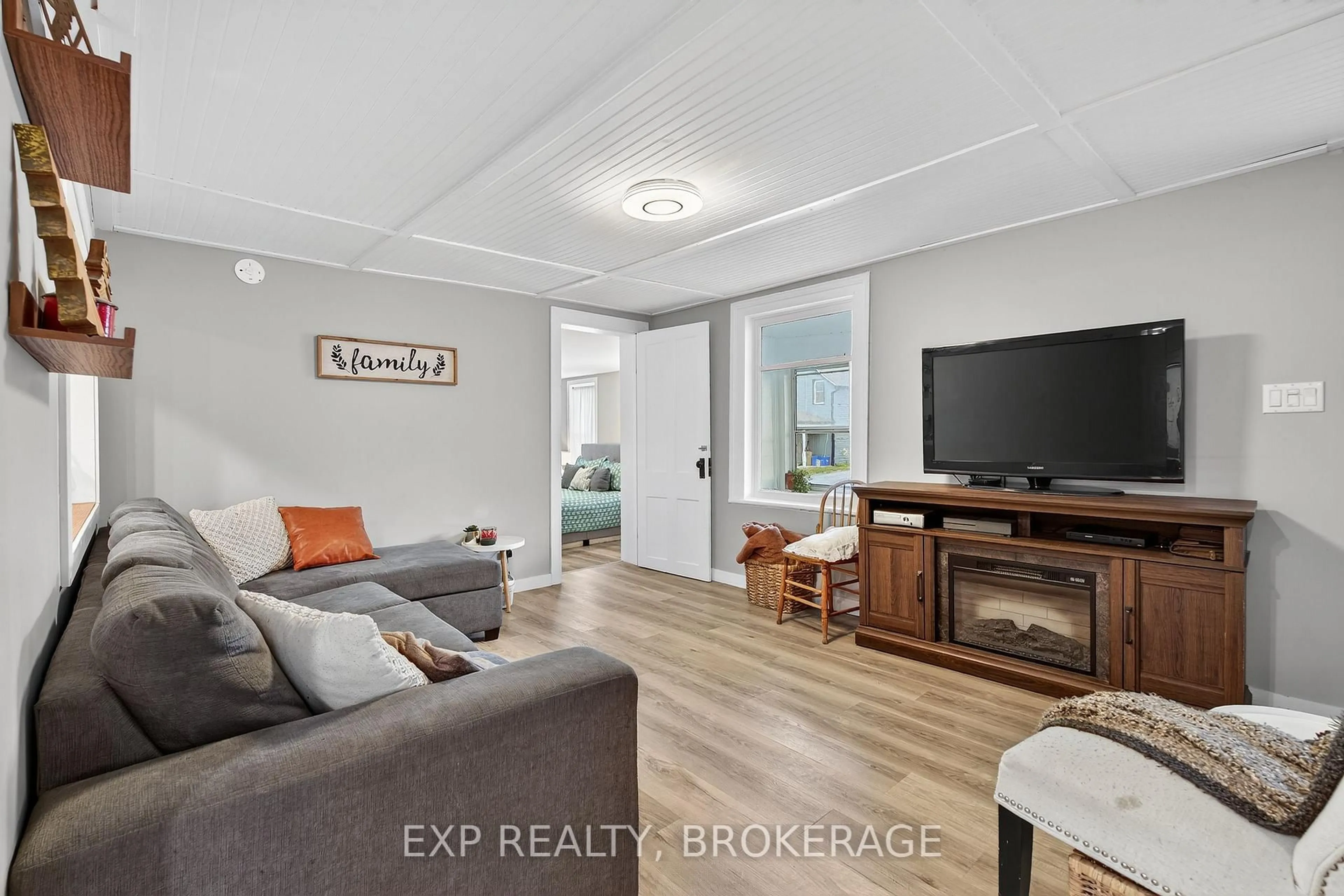 Living room with furniture, unknown for 6745 ROAD 38, Frontenac Ontario K0H 0B8